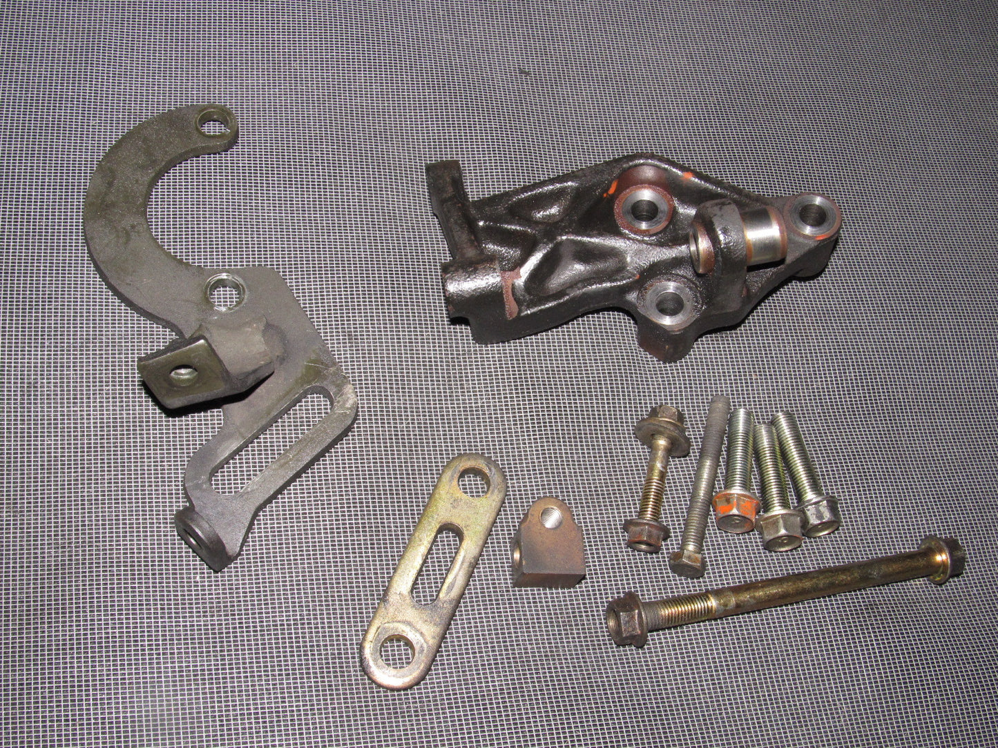 94 95 96 97 Mazda Miata OEM 1.8L Power Steering Pump Mounting Bracket