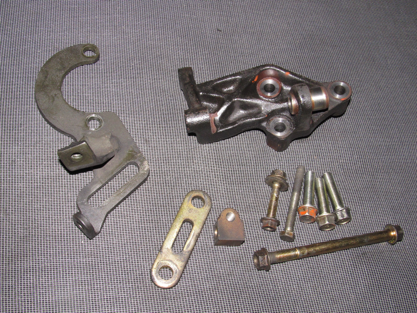 94 95 96 97 Mazda Miata OEM 1.8L Power Steering Pump Mounting Bracket