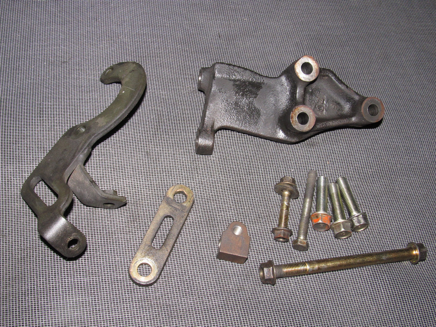 94 95 96 97 Mazda Miata OEM 1.8L Power Steering Pump Mounting Bracket