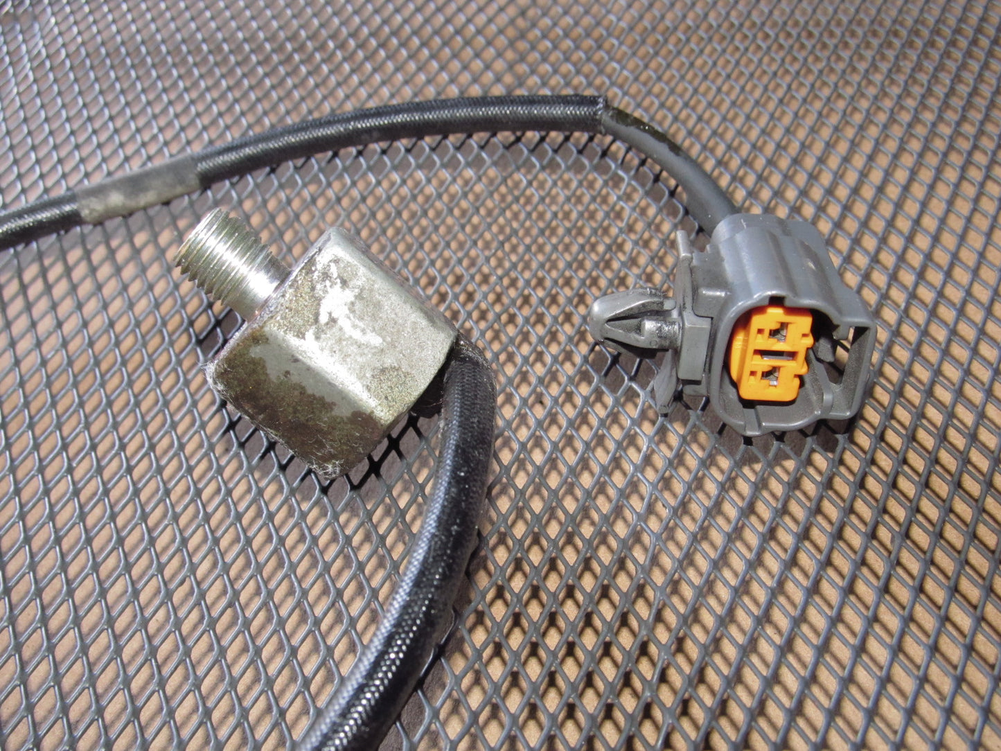 99 00 Mazda Miata OEM Knock Sensor - E1T14772