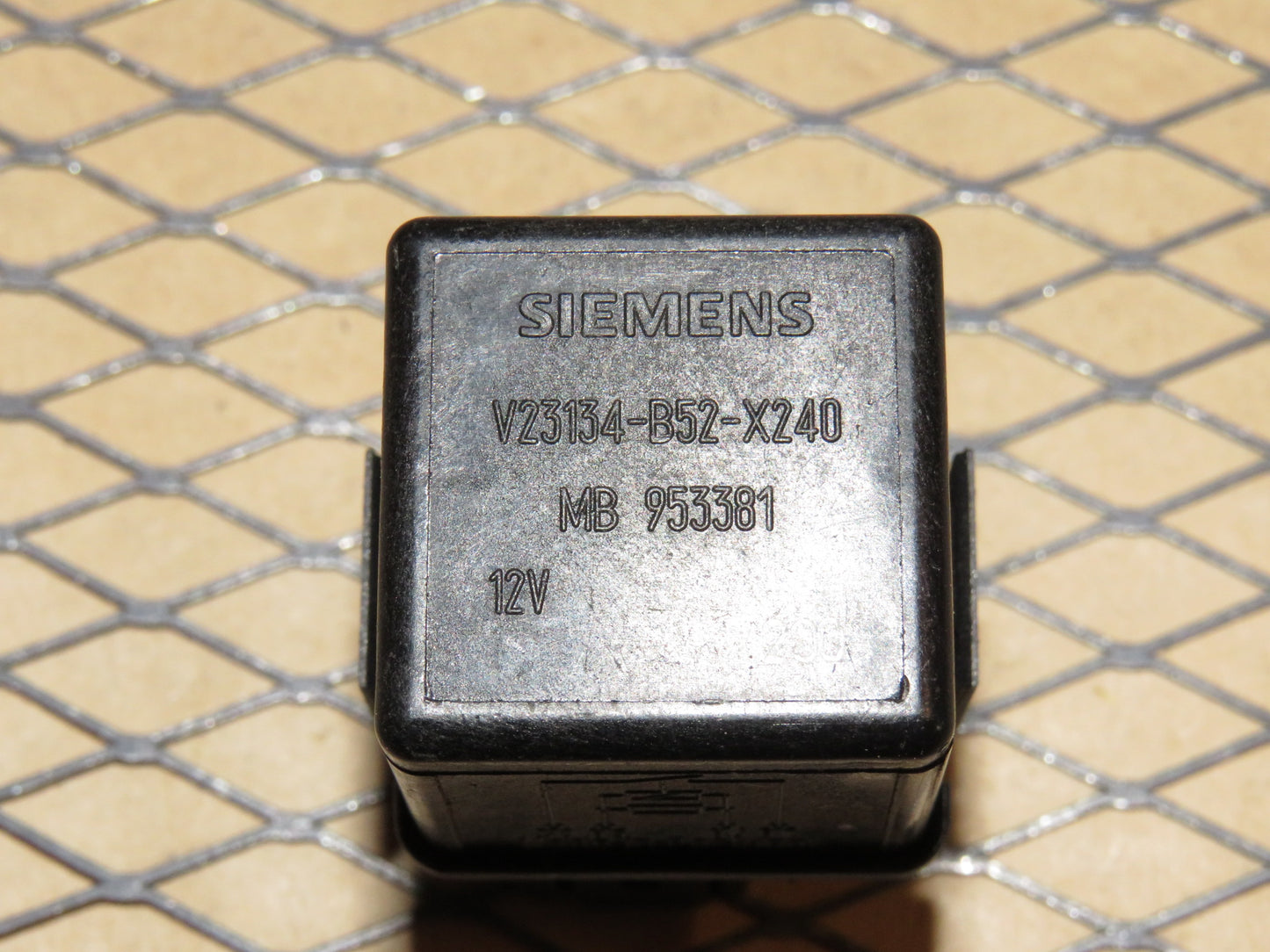 Volvo Relay V23134-B52-X240 / MB 953381