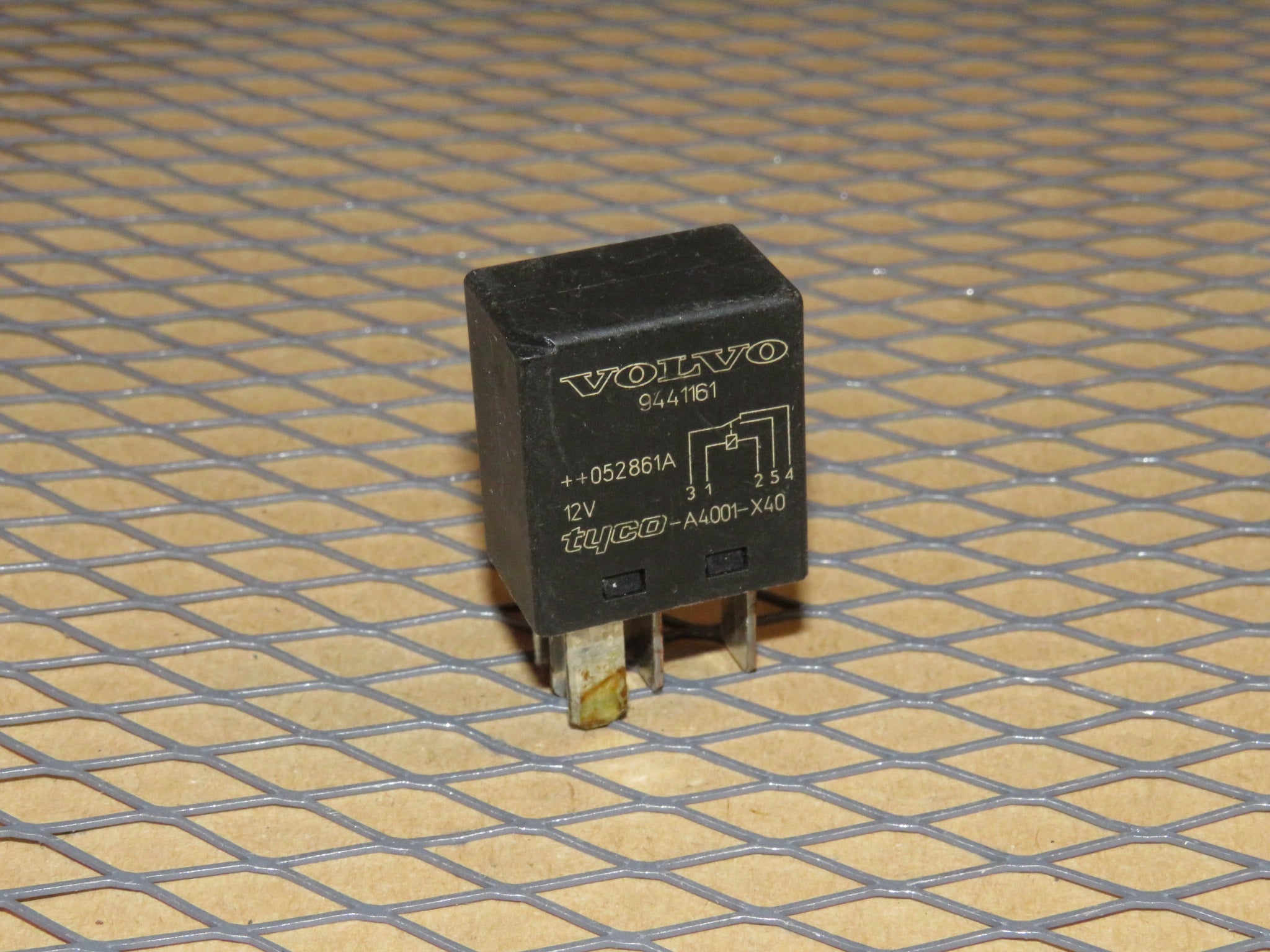 TYCO 12V 4-Pin Automotive Relay – 35A, For Ford Volvo Range Rover (1425751, V23074-A1801-X17) Used