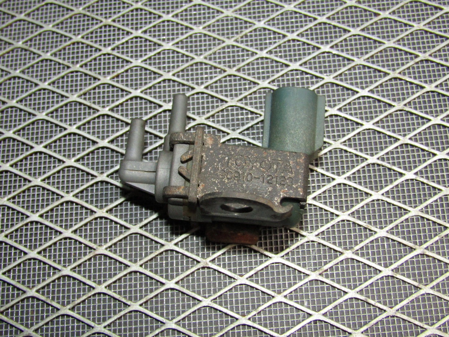 1991 Toyota Crown 2JZ-GE 3.0L OEM Engine Vacuum Valve - VSV Blue