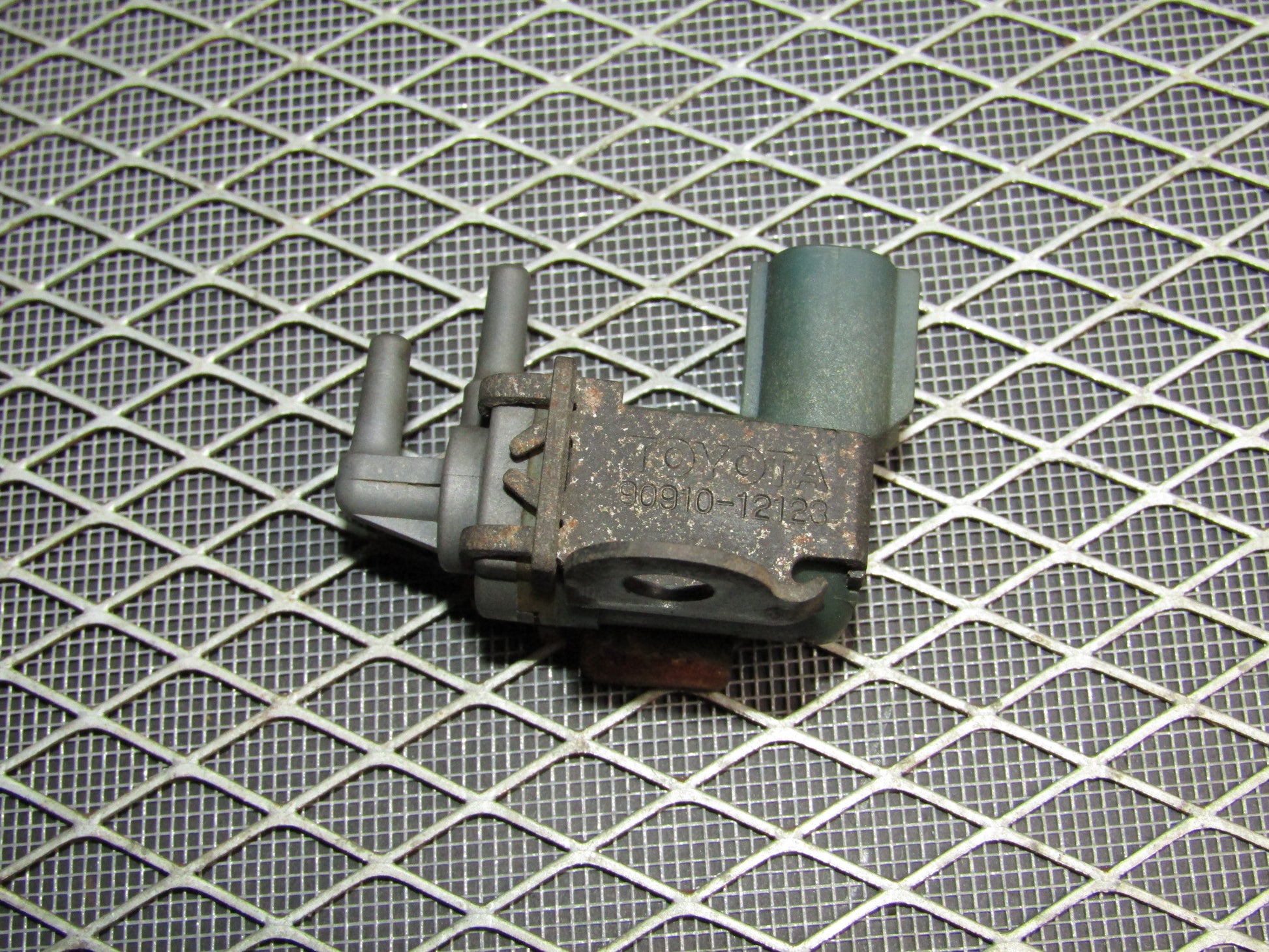 1991 Toyota Crown 2JZ-GE 3.0L OEM Engine Vacuum Valve - VSV Blue