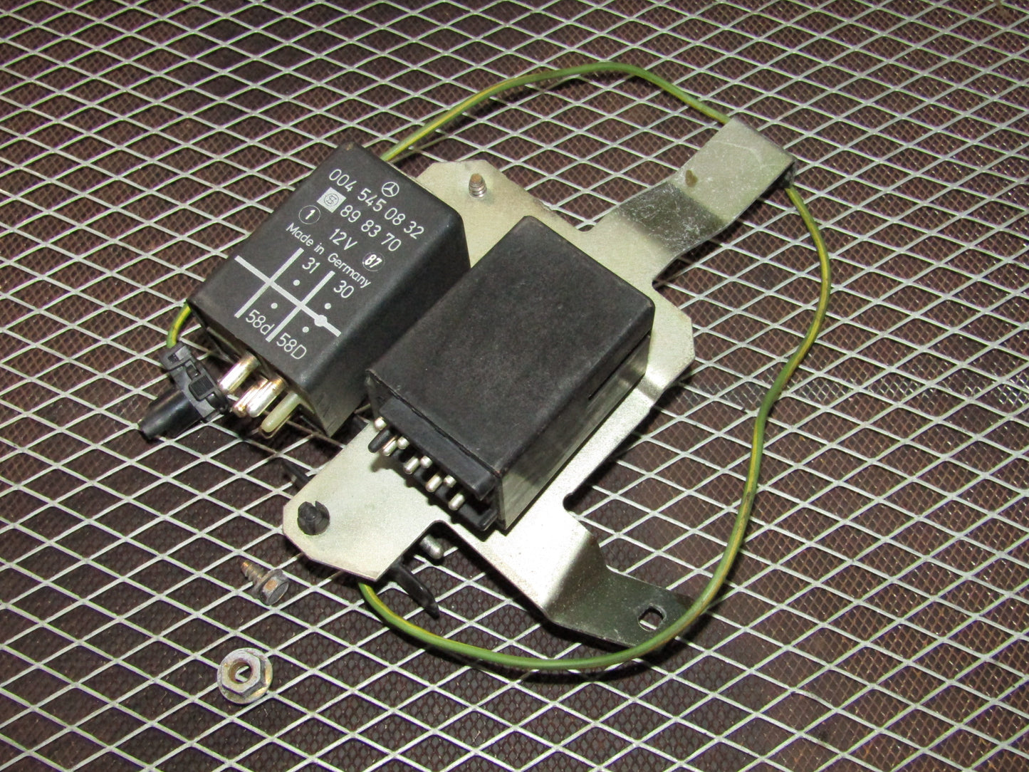 86-93 Mercedes Benz 300E OEM Dash Light & Seat Belt Relay