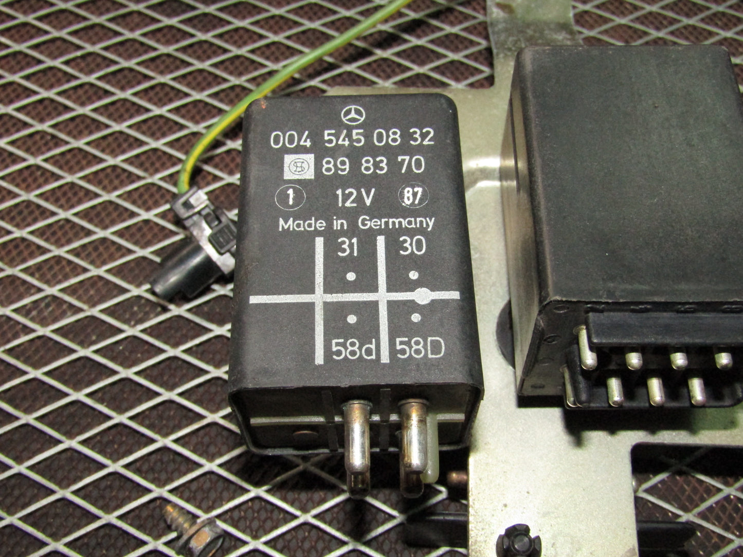 86-93 Mercedes Benz 300E OEM Dash Light & Seat Belt Relay