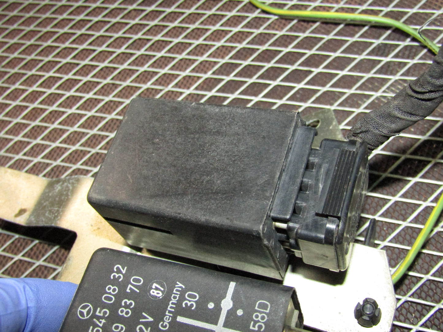 86-93 Mercedes Benz 300E OEM Seat Belt Control Relay Pigtail Harness