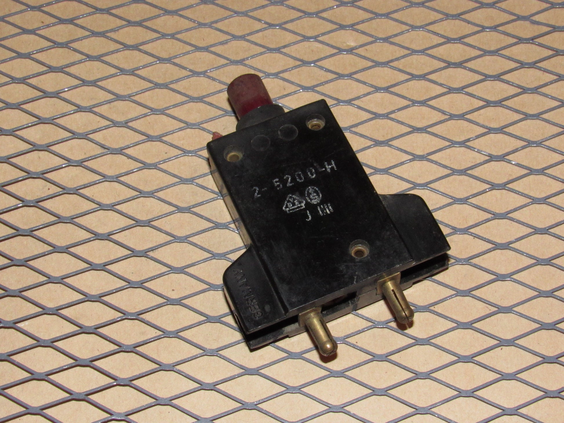 77-95 Mercedes Benz T1 Van Fuse Circuit Breaker 8a E-T-A 240VAC 2-5200-H