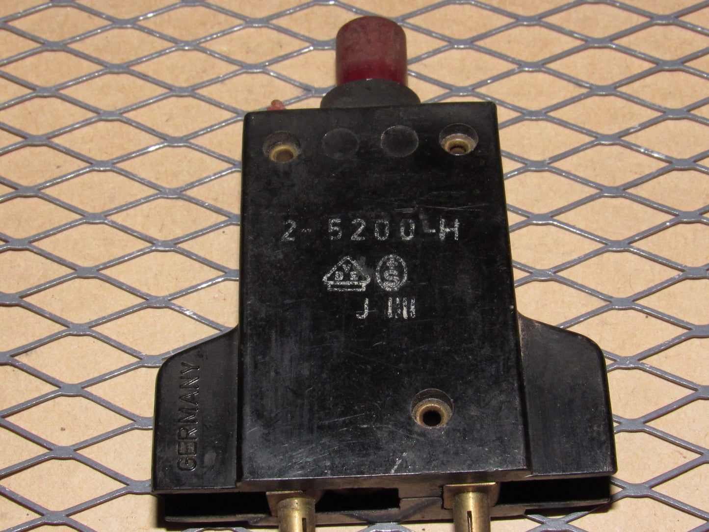 77-95 Mercedes Benz T1 Van Fuse Circuit Breaker 8a E-T-A 240VAC 2-5200-H