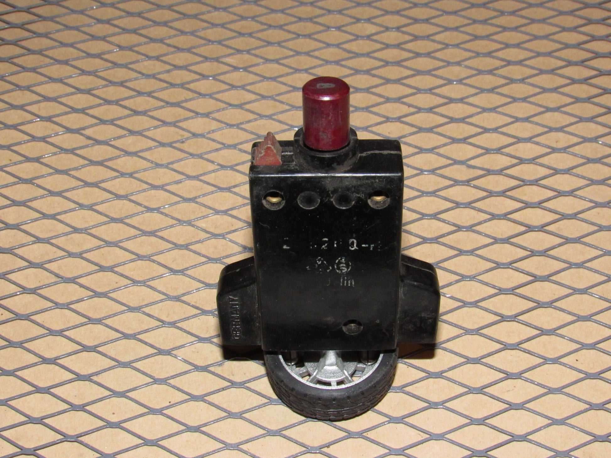 77-95 Mercedes Benz T1 Van Fuse Circuit Breaker 8a E-T-A 240VAC 2-5200-H