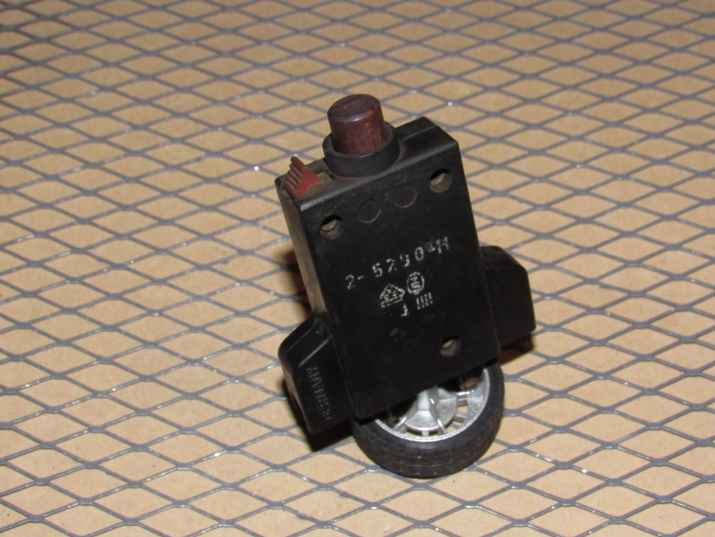 77-95 Mercedes Benz T1 Van Fuse Circuit Breaker 8a E-T-A 240VAC 2-5200-H