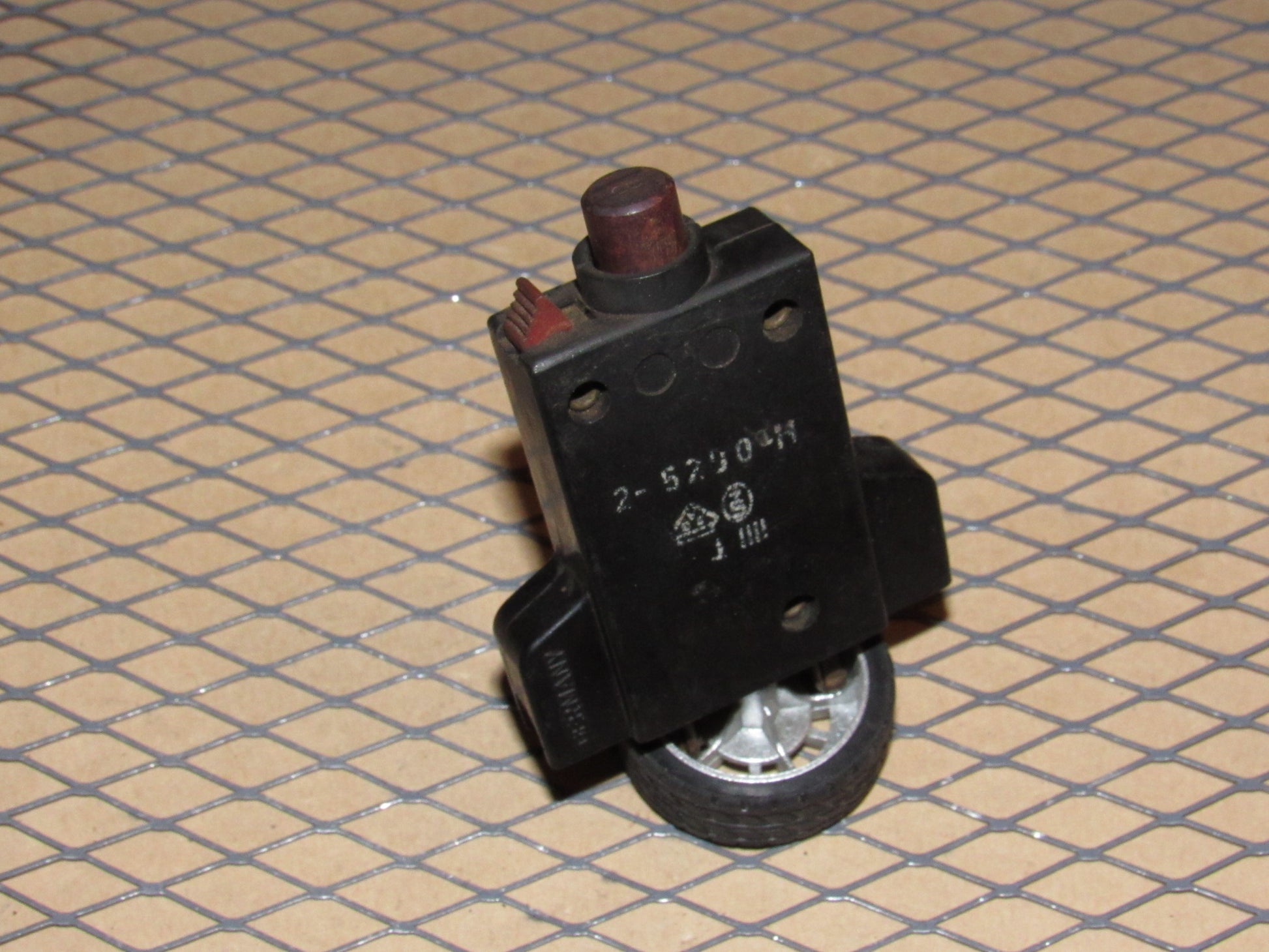 77-95 Mercedes Benz T1 Van Fuse Circuit Breaker 8a E-T-A 240VAC 2-5200-H