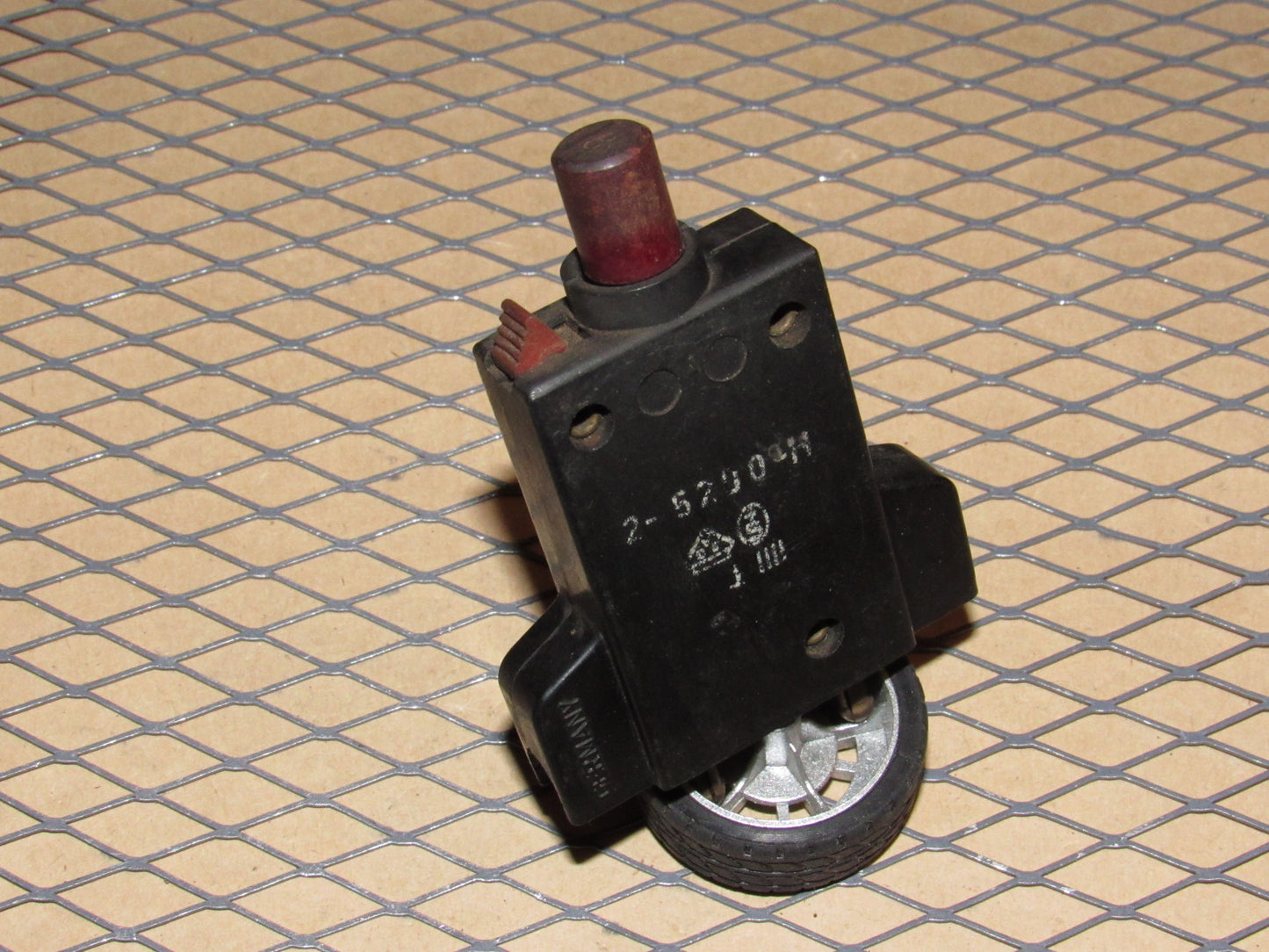 77-95 Mercedes Benz T1 Van Fuse Circuit Breaker 8a E-T-A 240VAC 2-5200-H