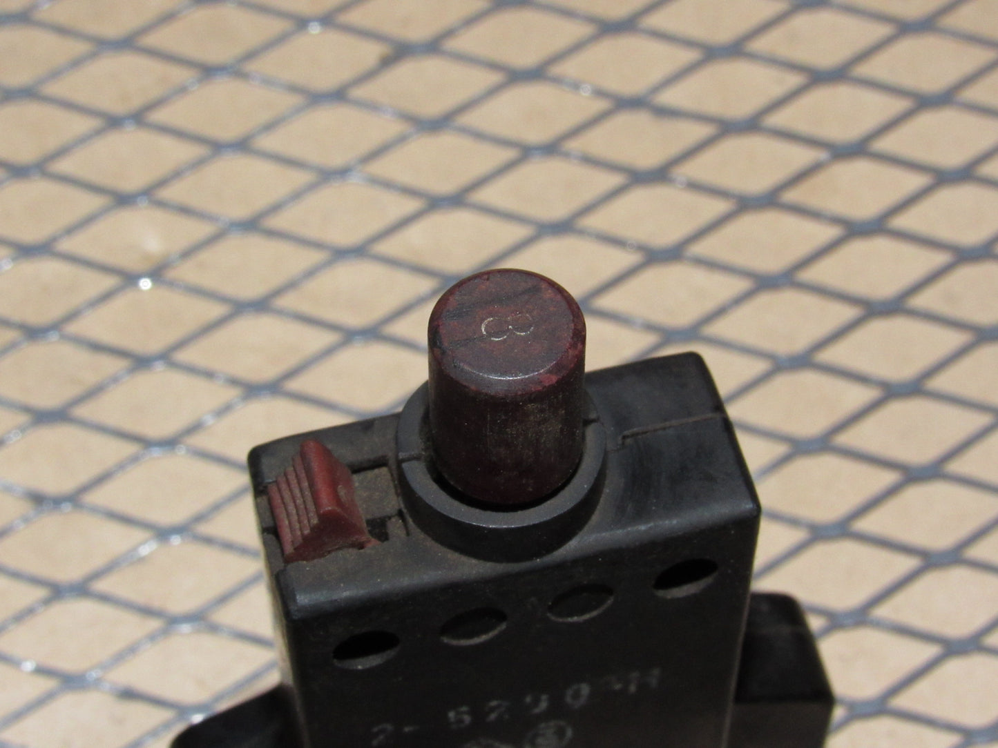 77-95 Mercedes Benz T1 Van Fuse Circuit Breaker 8a E-T-A 240VAC 2-5200-H