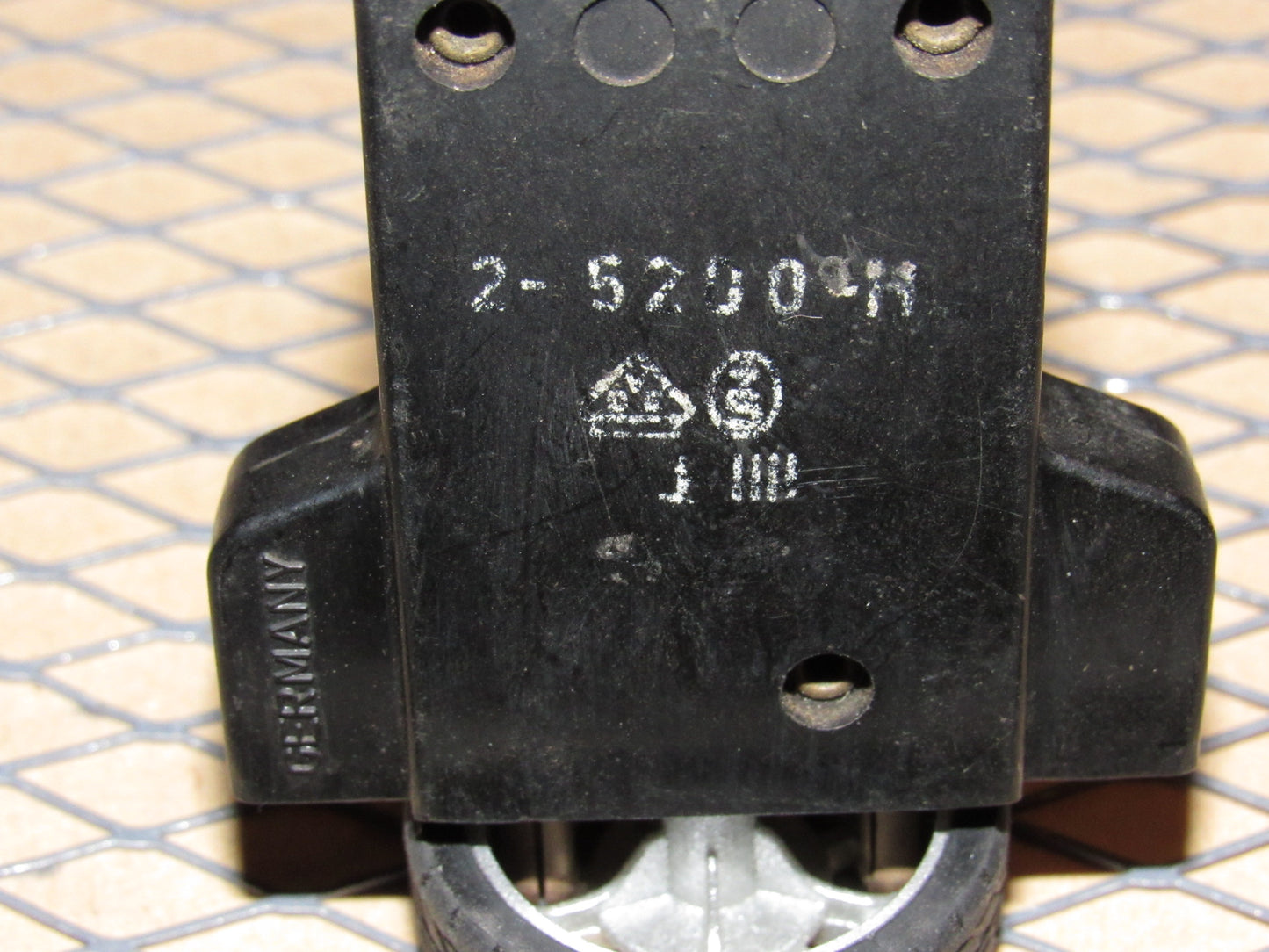 77-95 Mercedes Benz T1 Van Fuse Circuit Breaker 8a E-T-A 240VAC 2-5200-H
