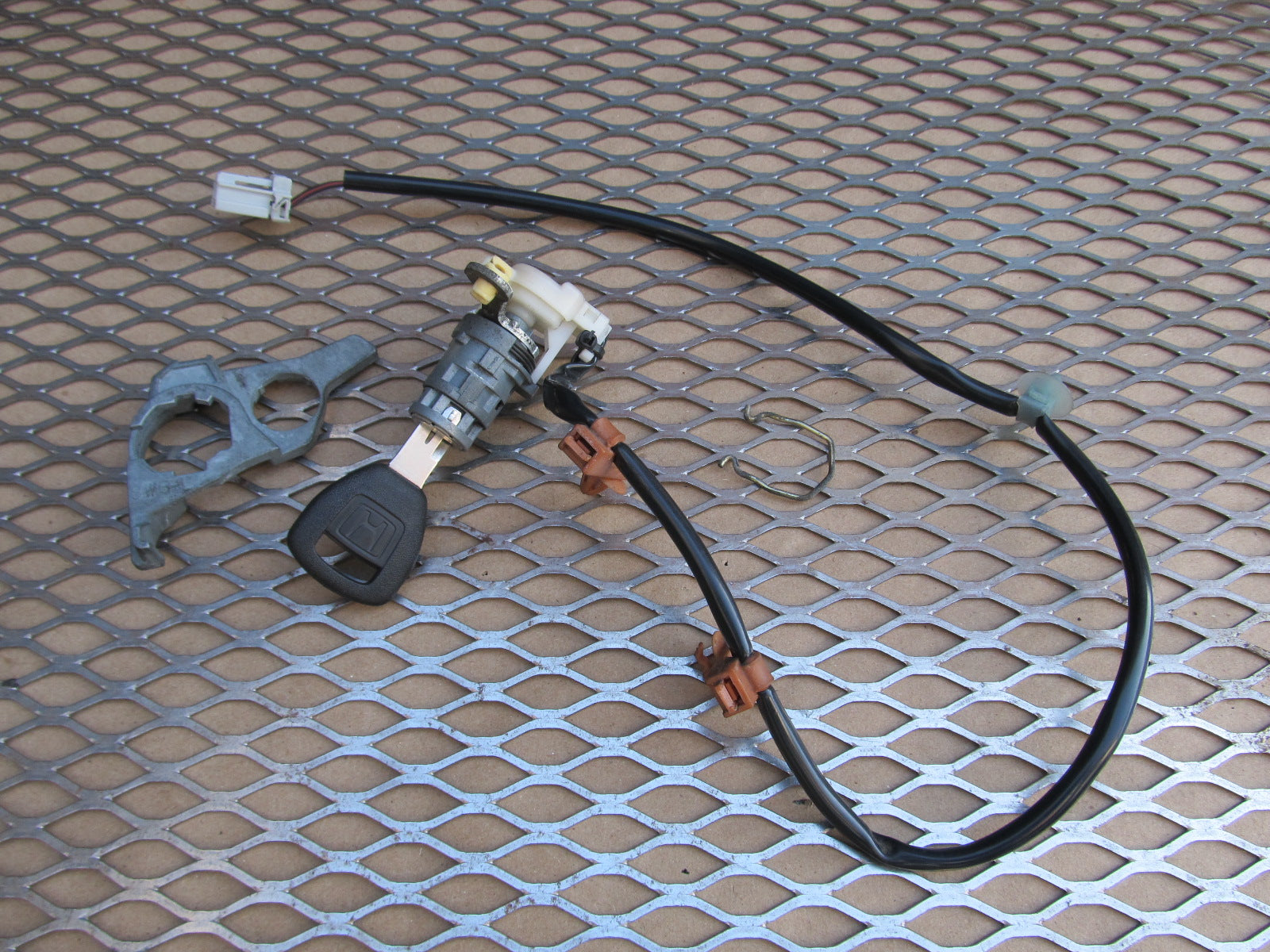 97 98 99 00 01 Honda Prelude OEM Door Lock Cylinder Tumbler - Left