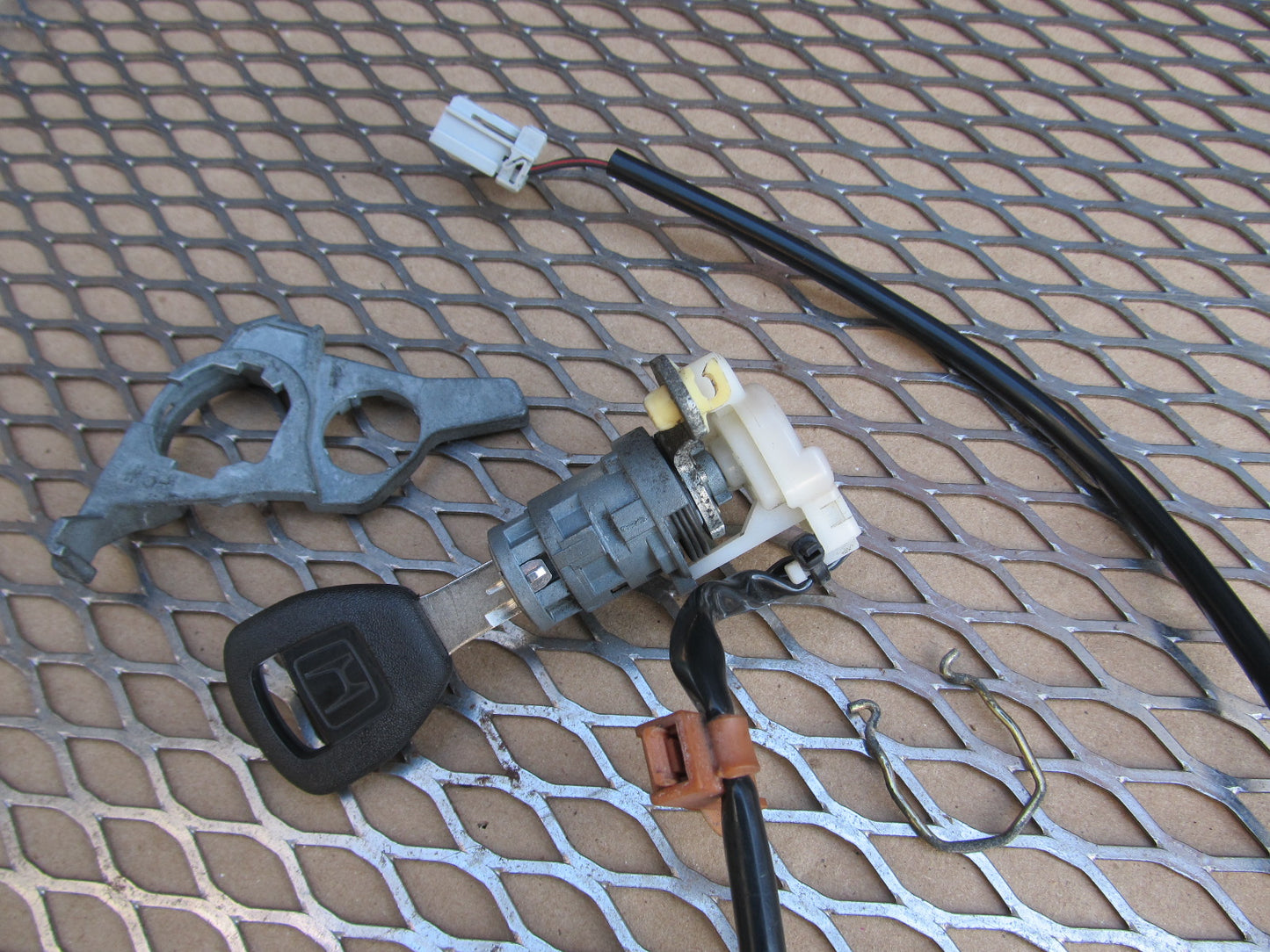 97 98 99 00 01 Honda Prelude OEM Door Lock Cylinder Tumbler - Left