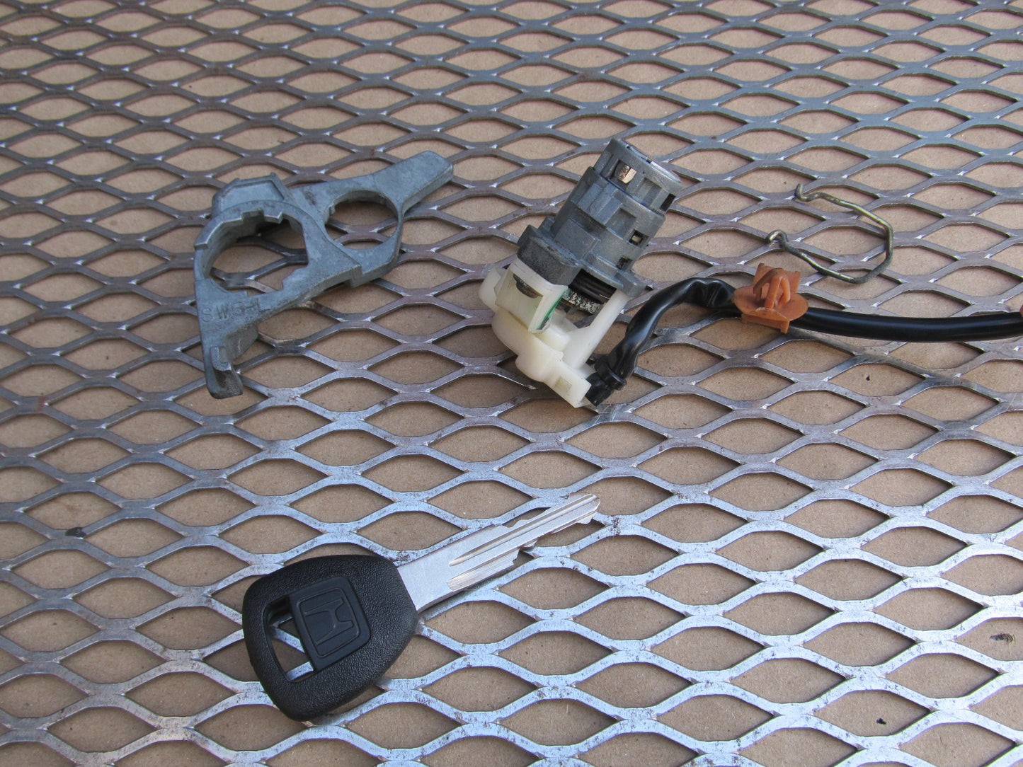 97 98 99 00 01 Honda Prelude OEM Door Lock Cylinder Tumbler - Left