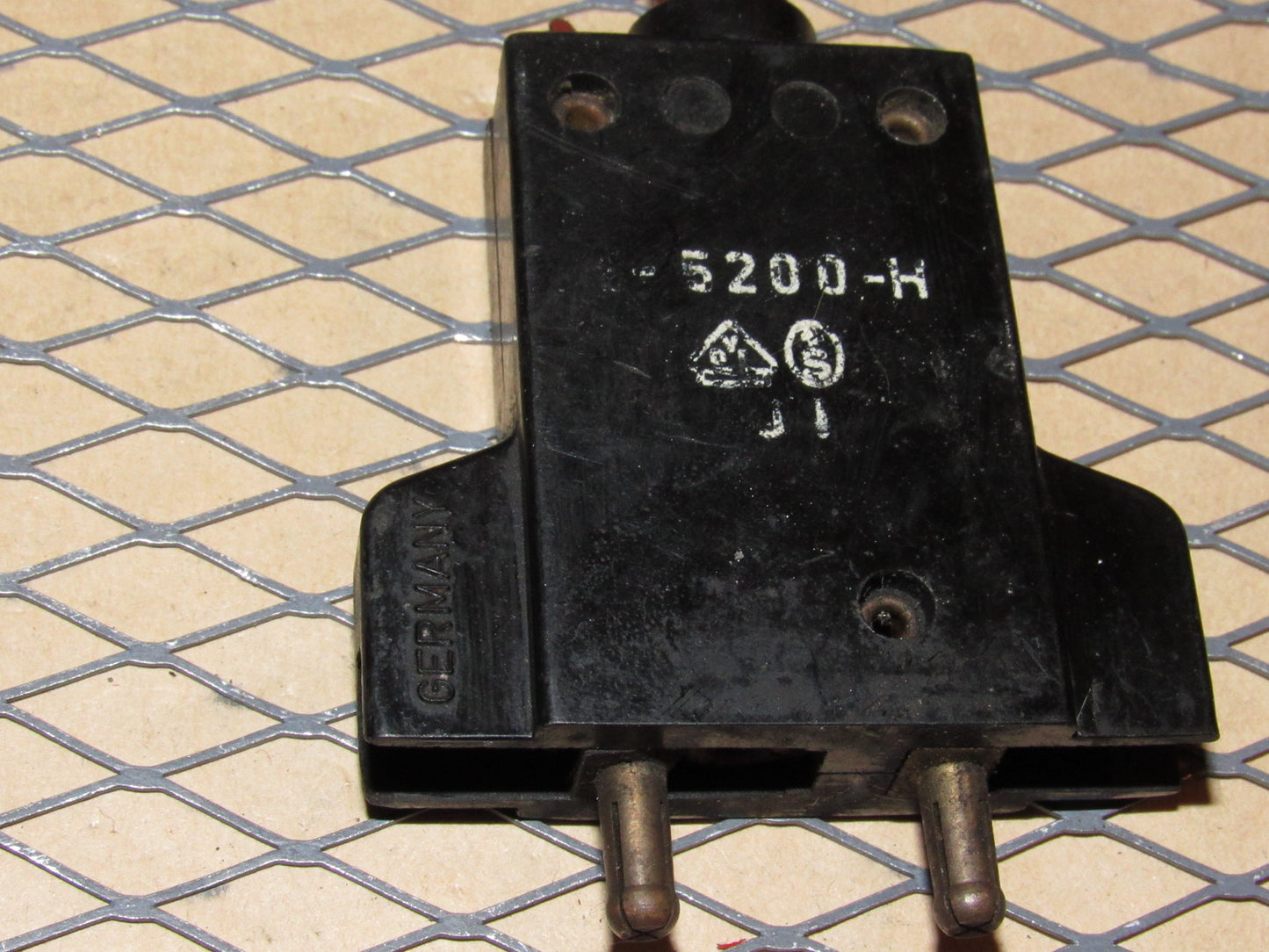 77-95 Mercedes Benz T1 Van Fuse Circuit Breaker 8a E-T-A 240VAC 2-5200-H