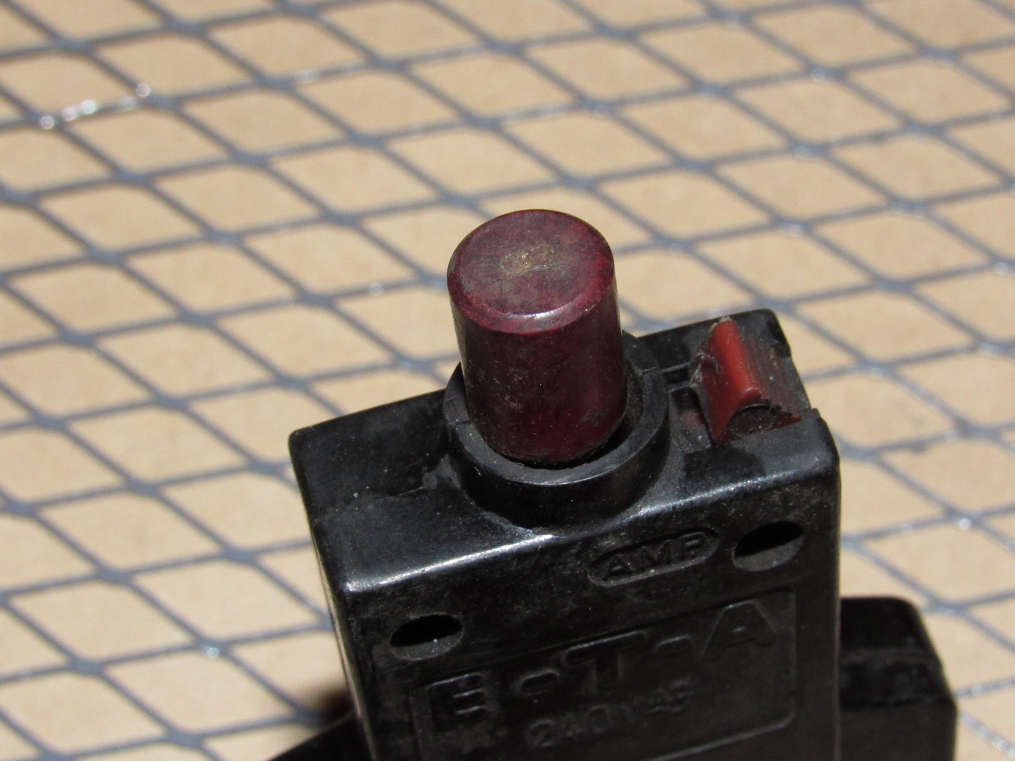 77-95 Mercedes Benz T1 Van Fuse Circuit Breaker 8a E-T-A 240VAC 2-5200-H