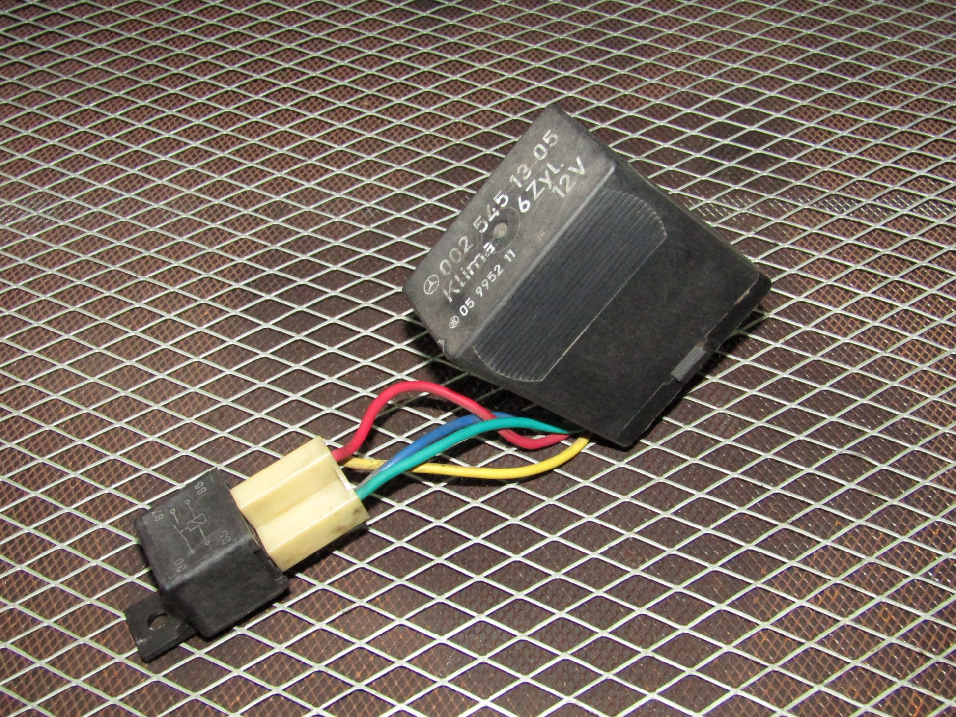 86-93 Mercedes Benz 300E OEM A/C Compressor Clutch Cut Off Relay 002 545 13 05