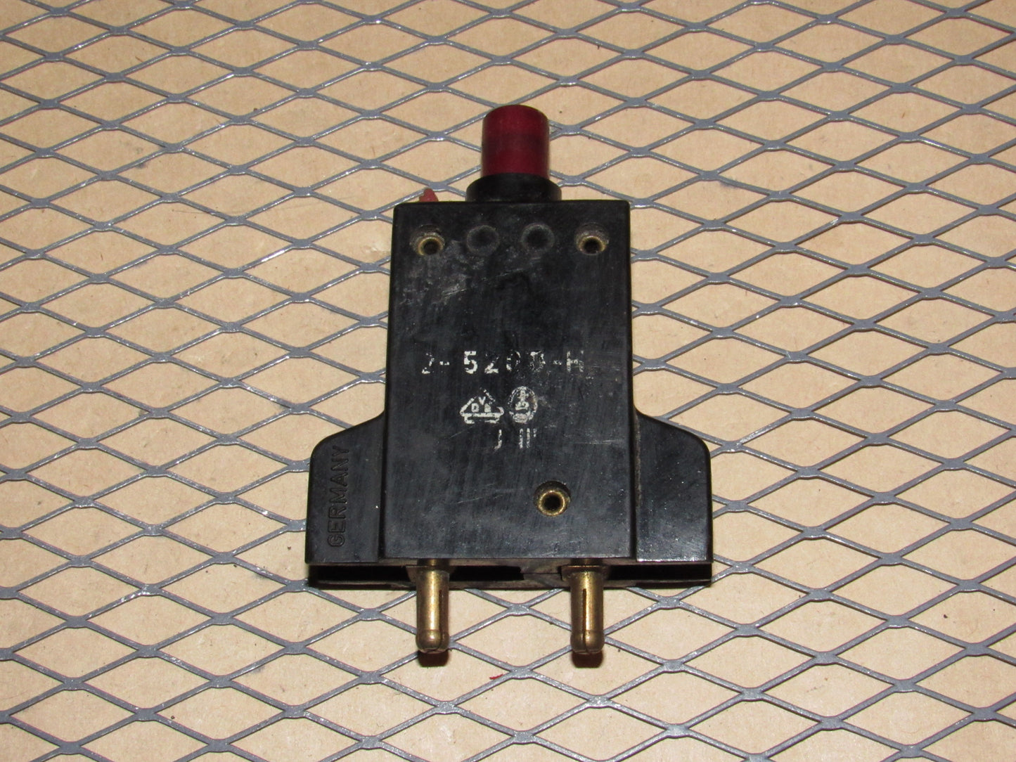 77-95 Mercedes Benz T1 Van Fuse Circuit Breaker 8a E-T-A 240VAC 2-5200-H
