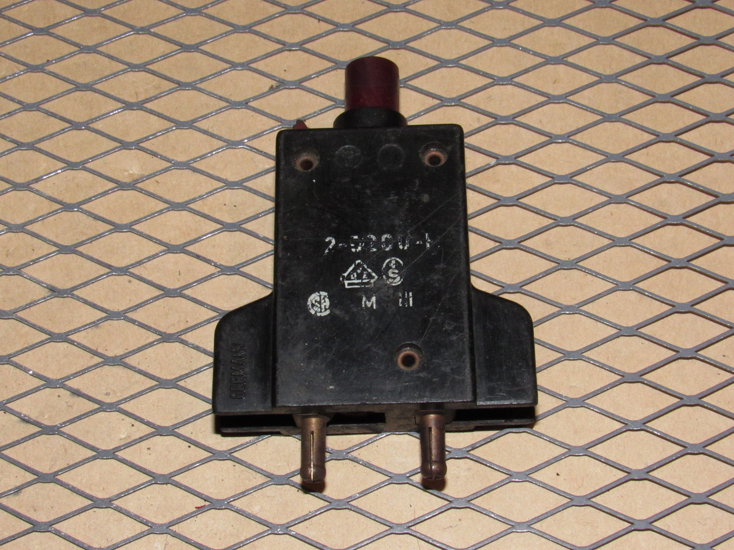 77-95 Mercedes Benz T1 Van Fuse Circuit Breaker 8a E-T-A 240VAC 2-5200-H