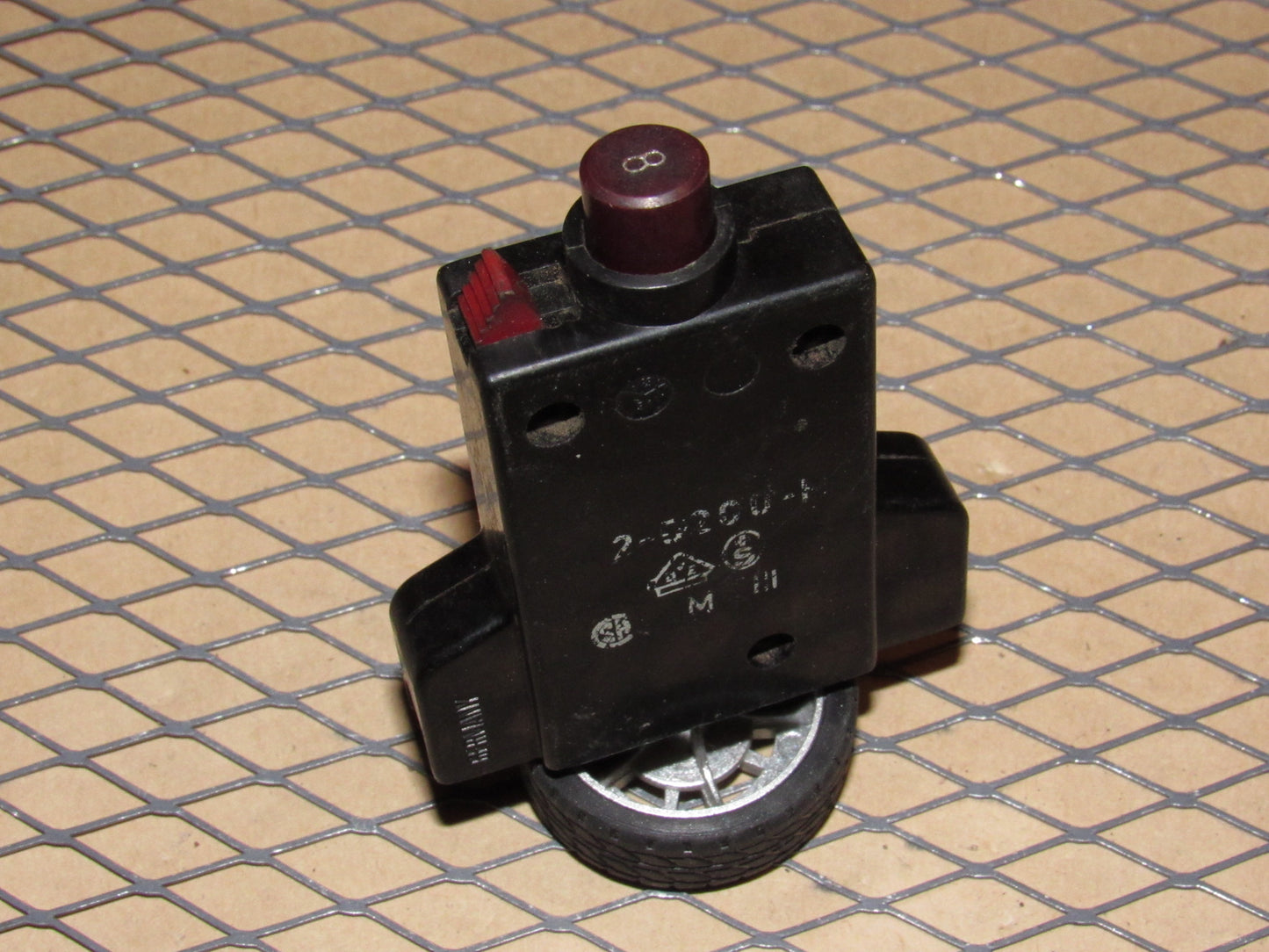 77-95 Mercedes Benz T1 Van Fuse Circuit Breaker 8a E-T-A 240VAC 2-5200-H