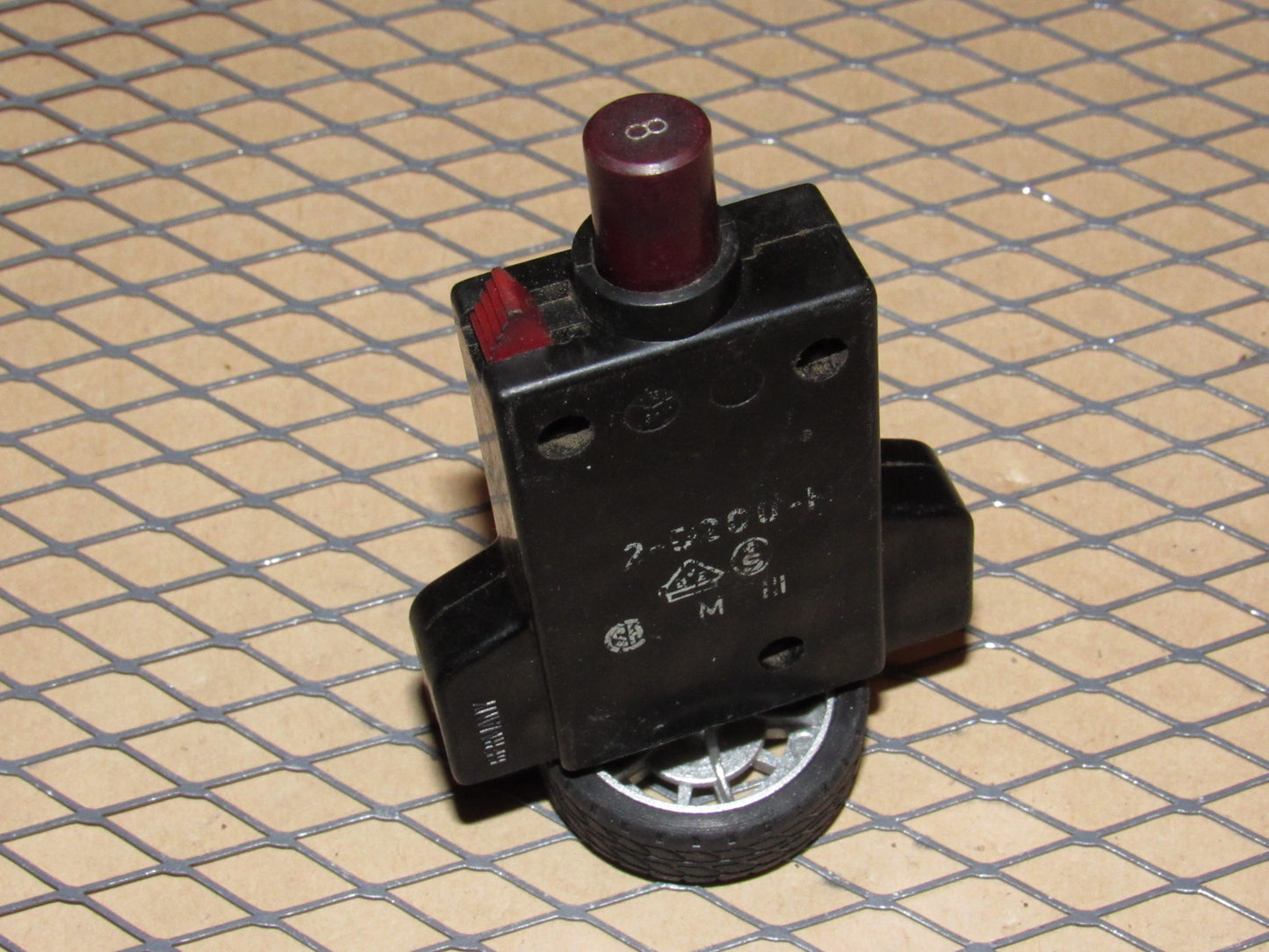 77-95 Mercedes Benz T1 Van Fuse Circuit Breaker 8a E-T-A 240VAC 2-5200-H