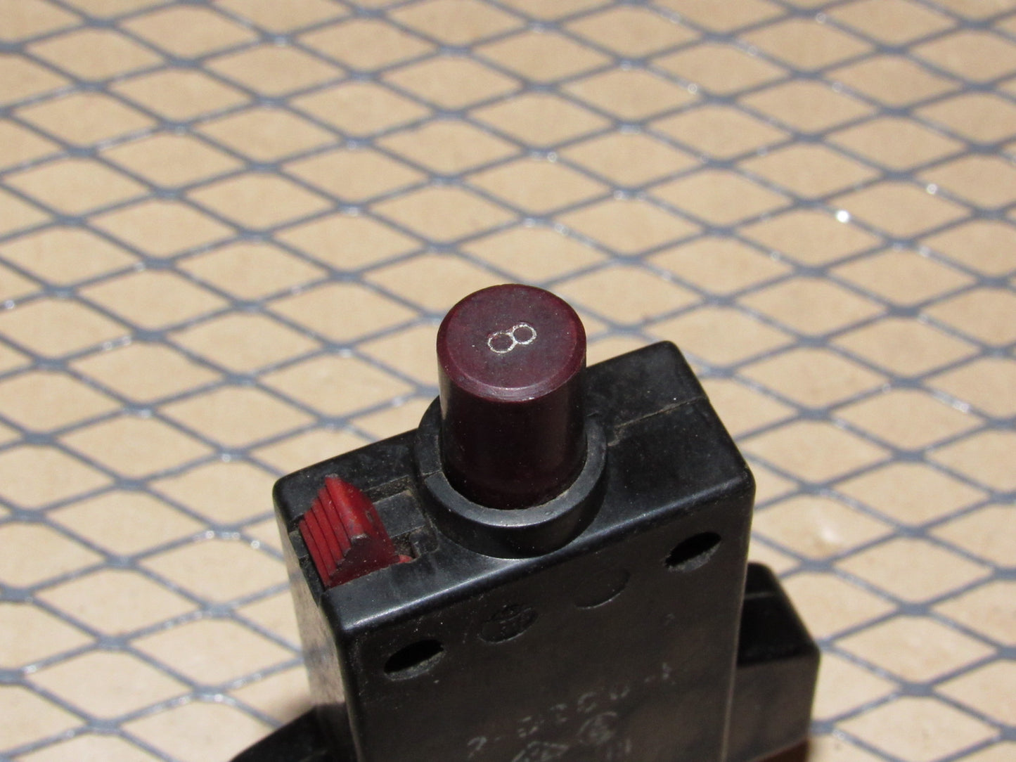 77-95 Mercedes Benz T1 Van Fuse Circuit Breaker 8a E-T-A 240VAC 2-5200-H
