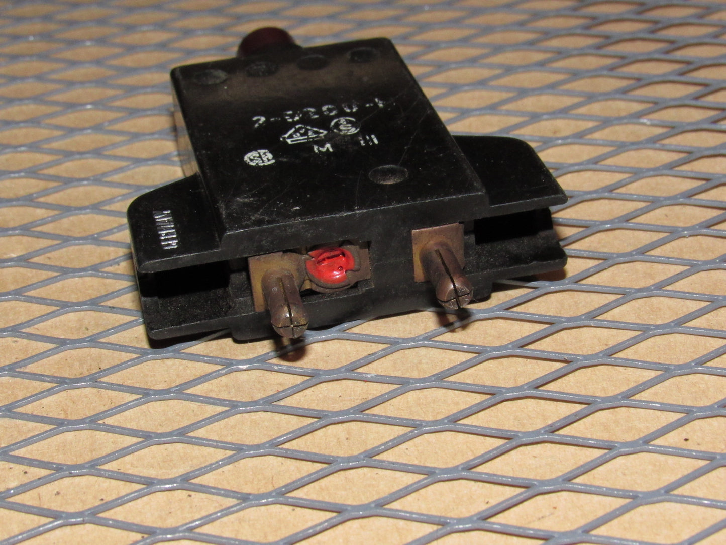 77-95 Mercedes Benz T1 Van Fuse Circuit Breaker 8a E-T-A 240VAC 2-5200-H