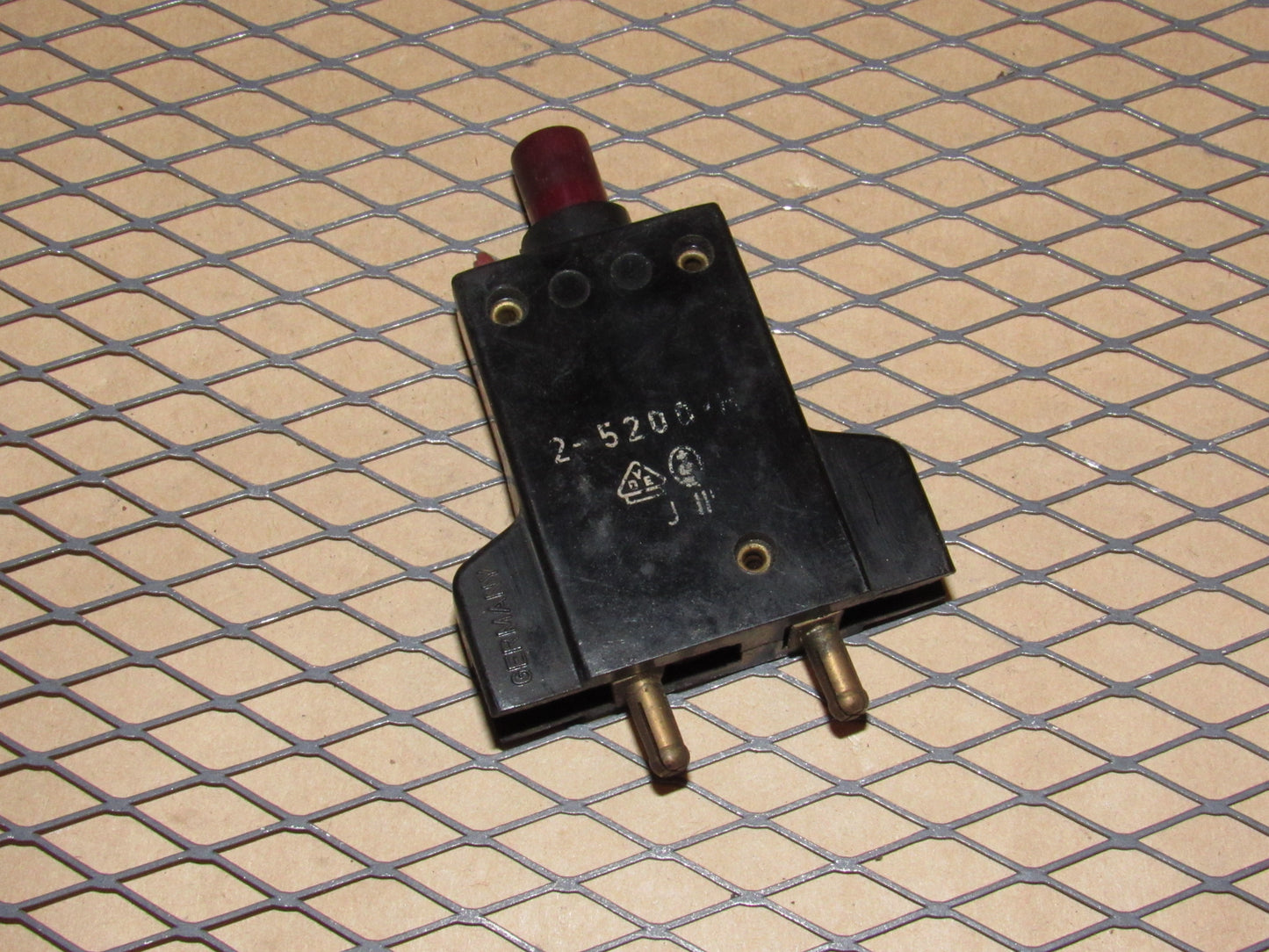 77-95 Mercedes Benz T1 Van Fuse Circuit Breaker 8a E-T-A 240VAC 2-5200-H