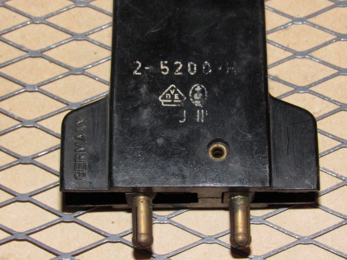 77-95 Mercedes Benz T1 Van Fuse Circuit Breaker 8a E-T-A 240VAC 2-5200-H