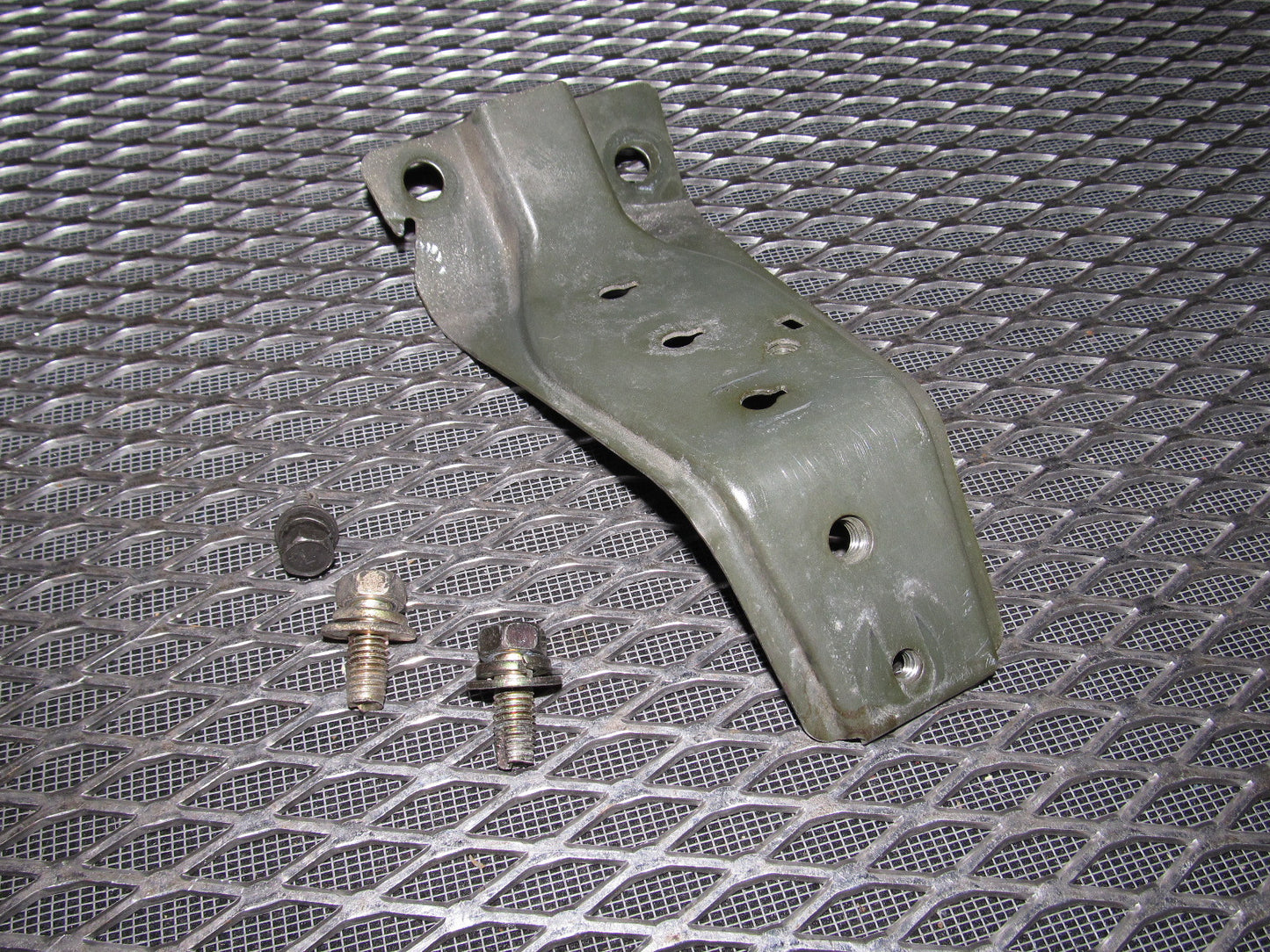 94 95 96 97 Mitsubishi 3000GT Hood Insulation Heat Shield Mounting Clips94 95 96 97 Mitsubishi 3000GT Engine Fuse Box Bracket