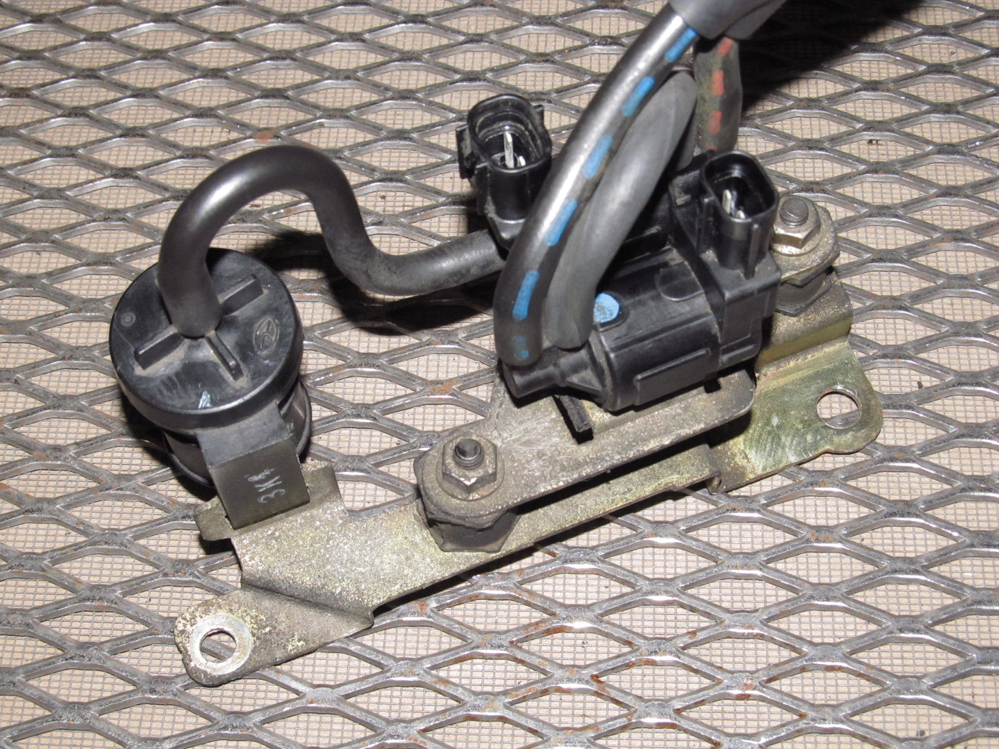 94 95 96 97 Mazda Miata OEM VSV Vacuum Valve Switch Solenoid Assembly