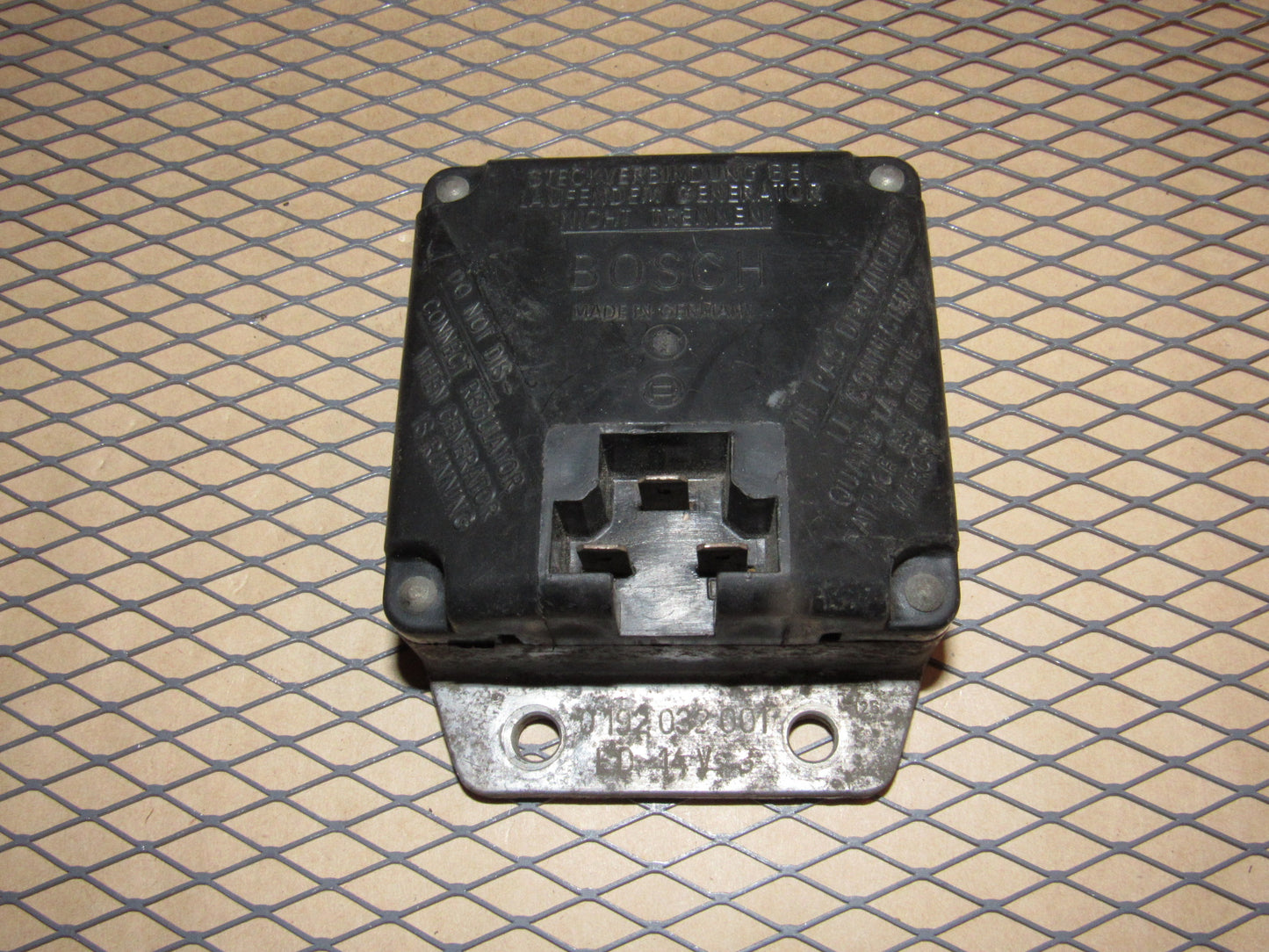 77-95 Mercedes Benz T1 Van OEM Voltage Regulator 0 192 032 001