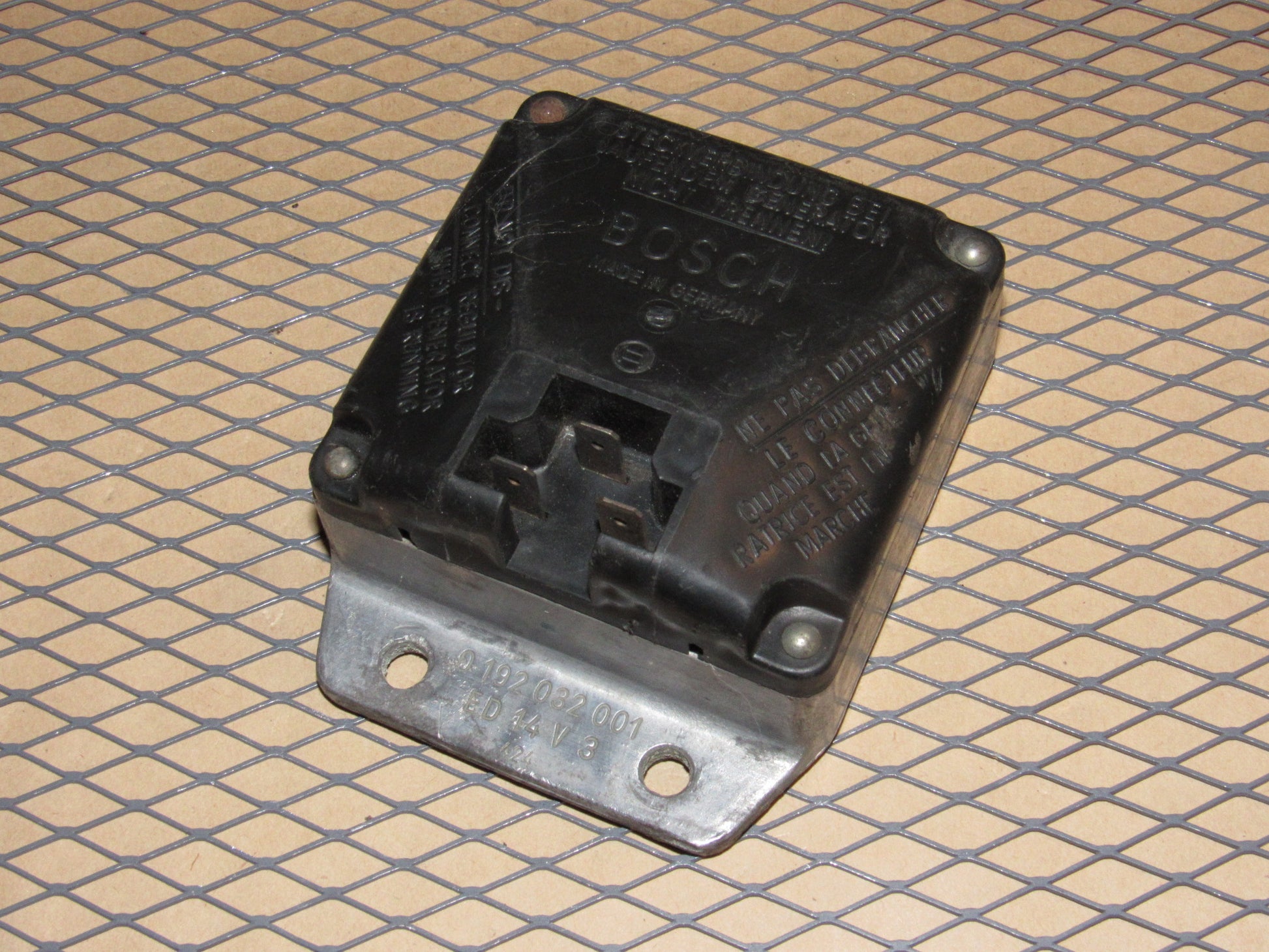 77-95 Mercedes Benz T1 Van OEM Voltage Regulator 0 192 032 001