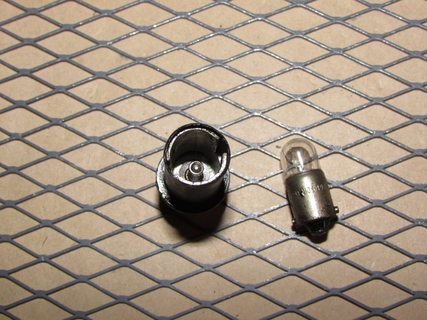 77-95 Mercedes Benz T1 Van OEM Interior Dash Indicator Light Lamp Bulb Socket