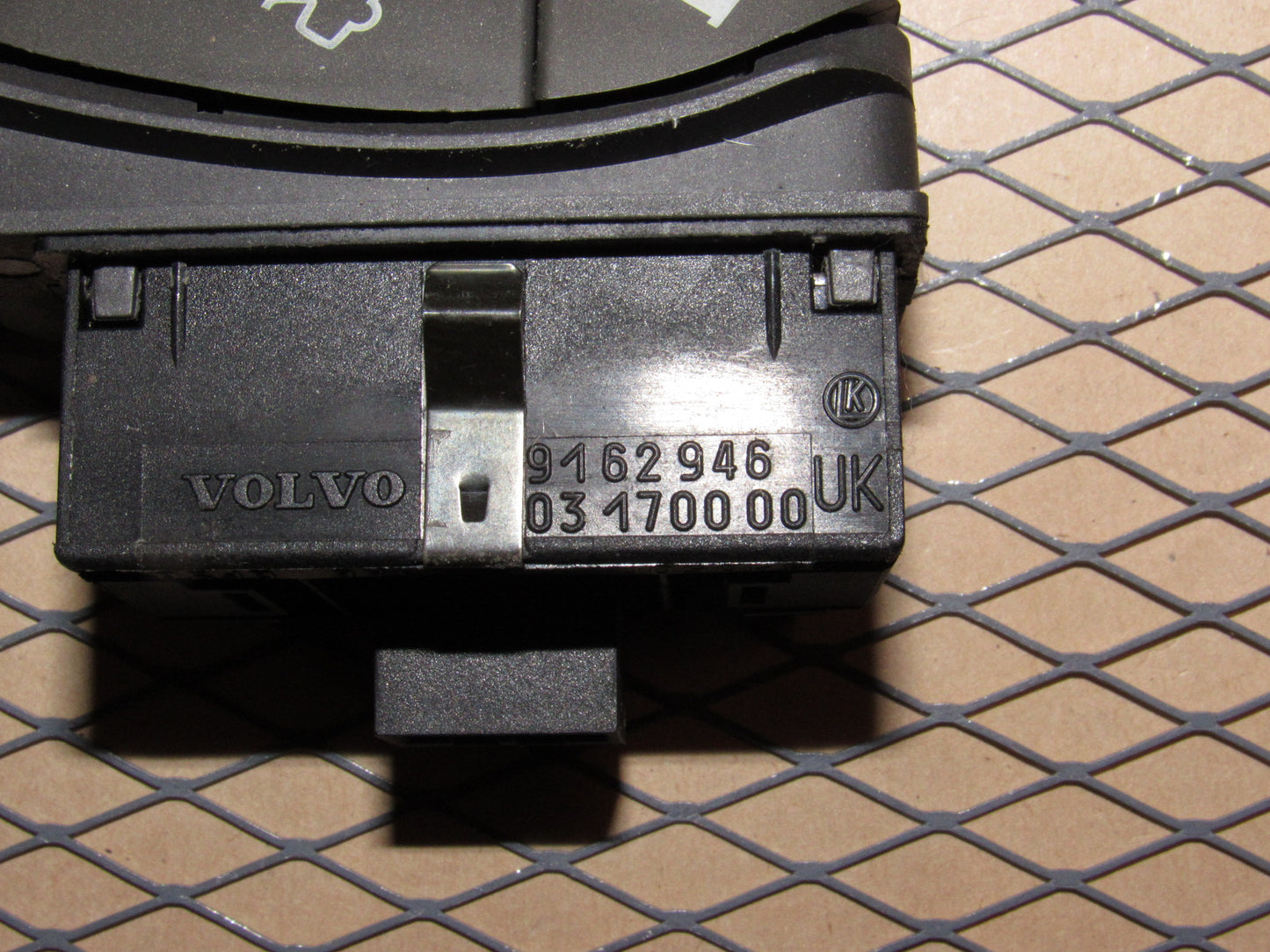 98 99 00 Volvo S70 OEM Trunk & Fuel Door Release Opener Switch