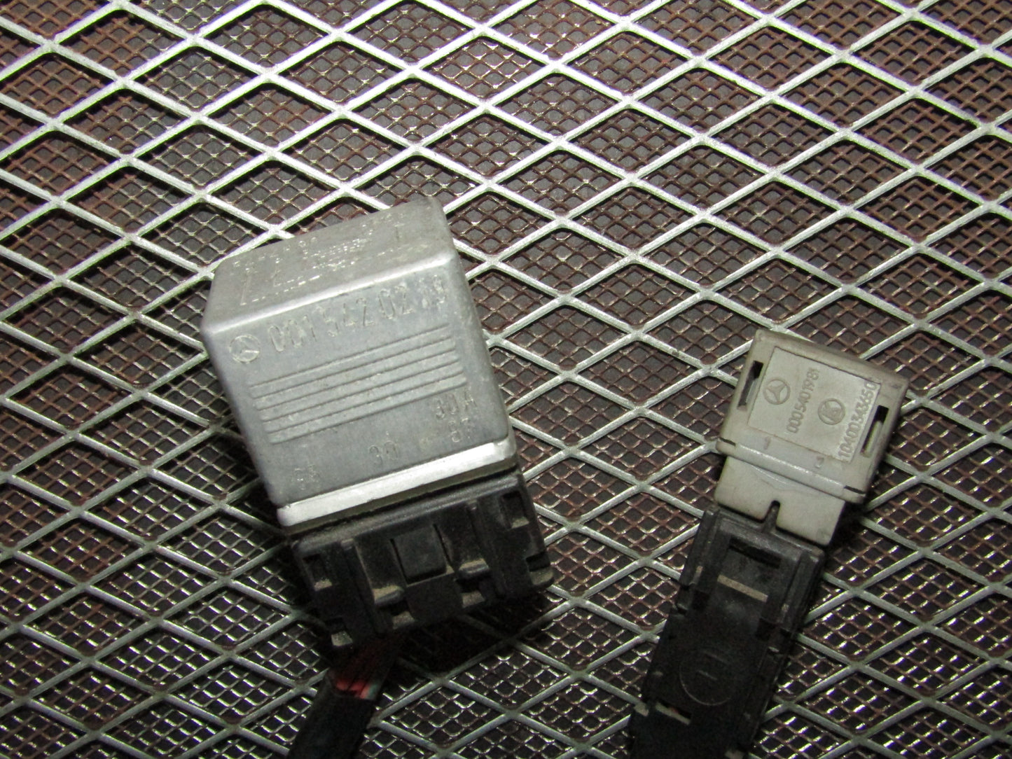 86-93 Mercedes Benz 300E OEM Relay & Resistor 001 542 02 19 - 000 540 198