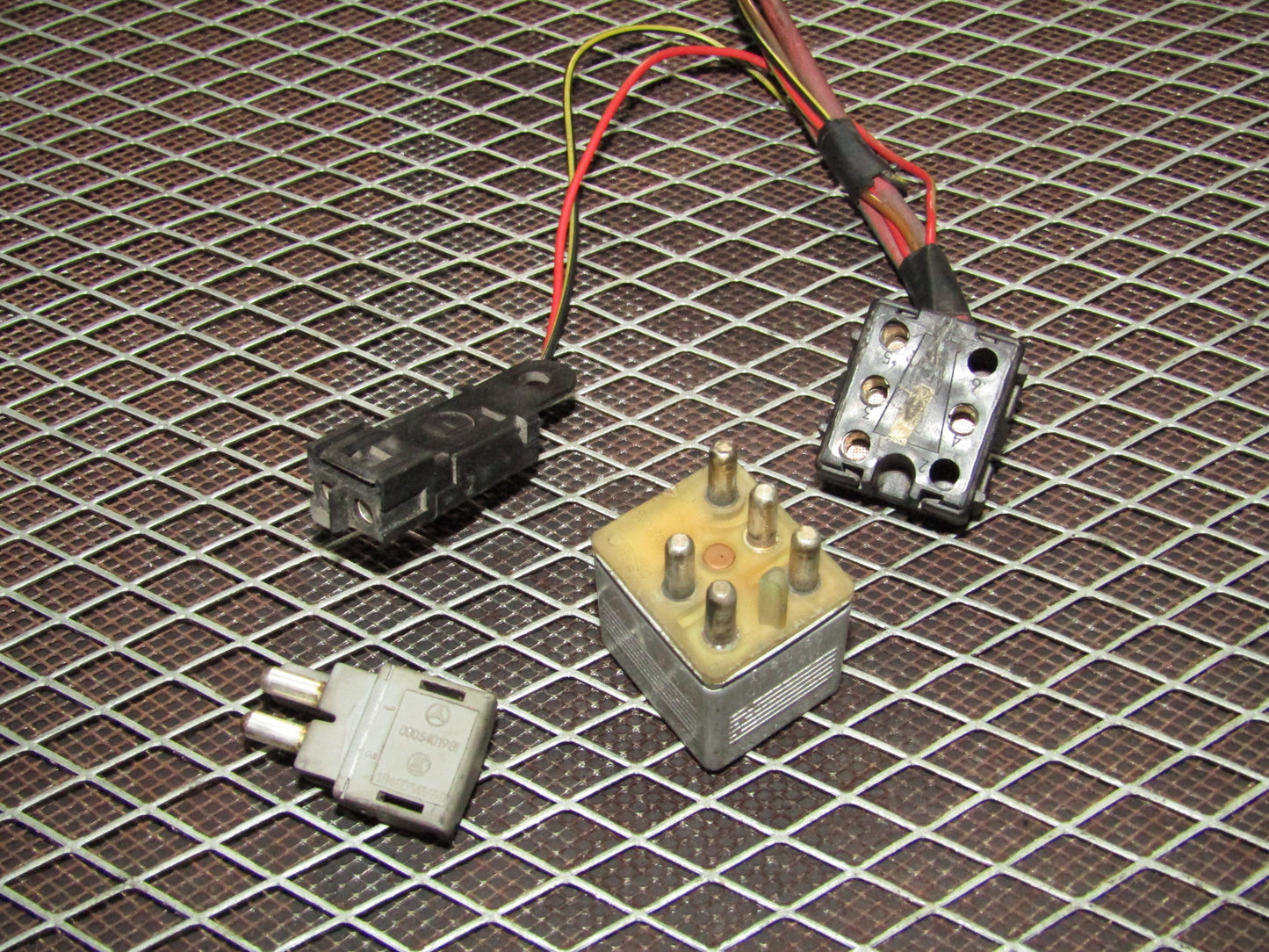 86-93 Mercedes Benz 300E OEM Relay & Resistor 001 542 02 19 - 000 540 198