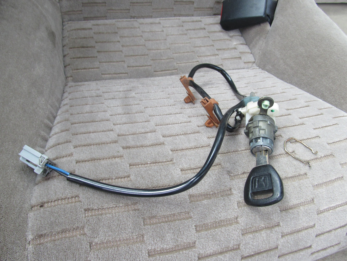 97 98 99 00 01 Honda Prelude OEM Door Lock Cylinder Tumbler - Right