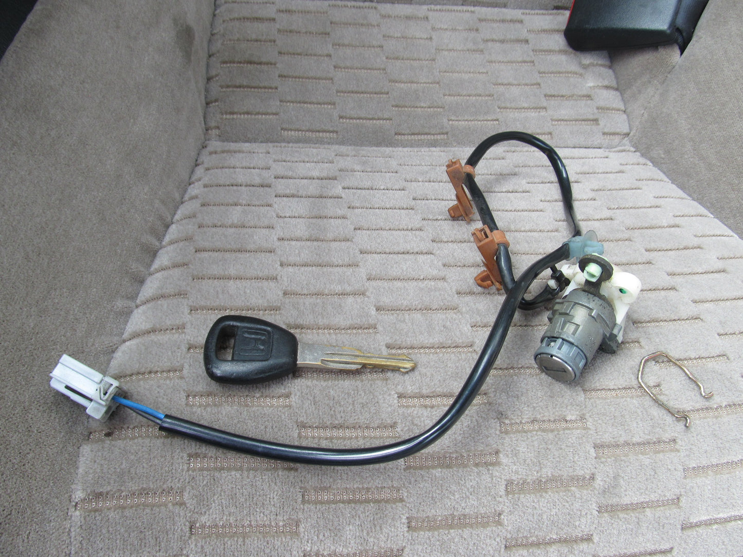 97 98 99 00 01 Honda Prelude OEM Door Lock Cylinder Tumbler - Right