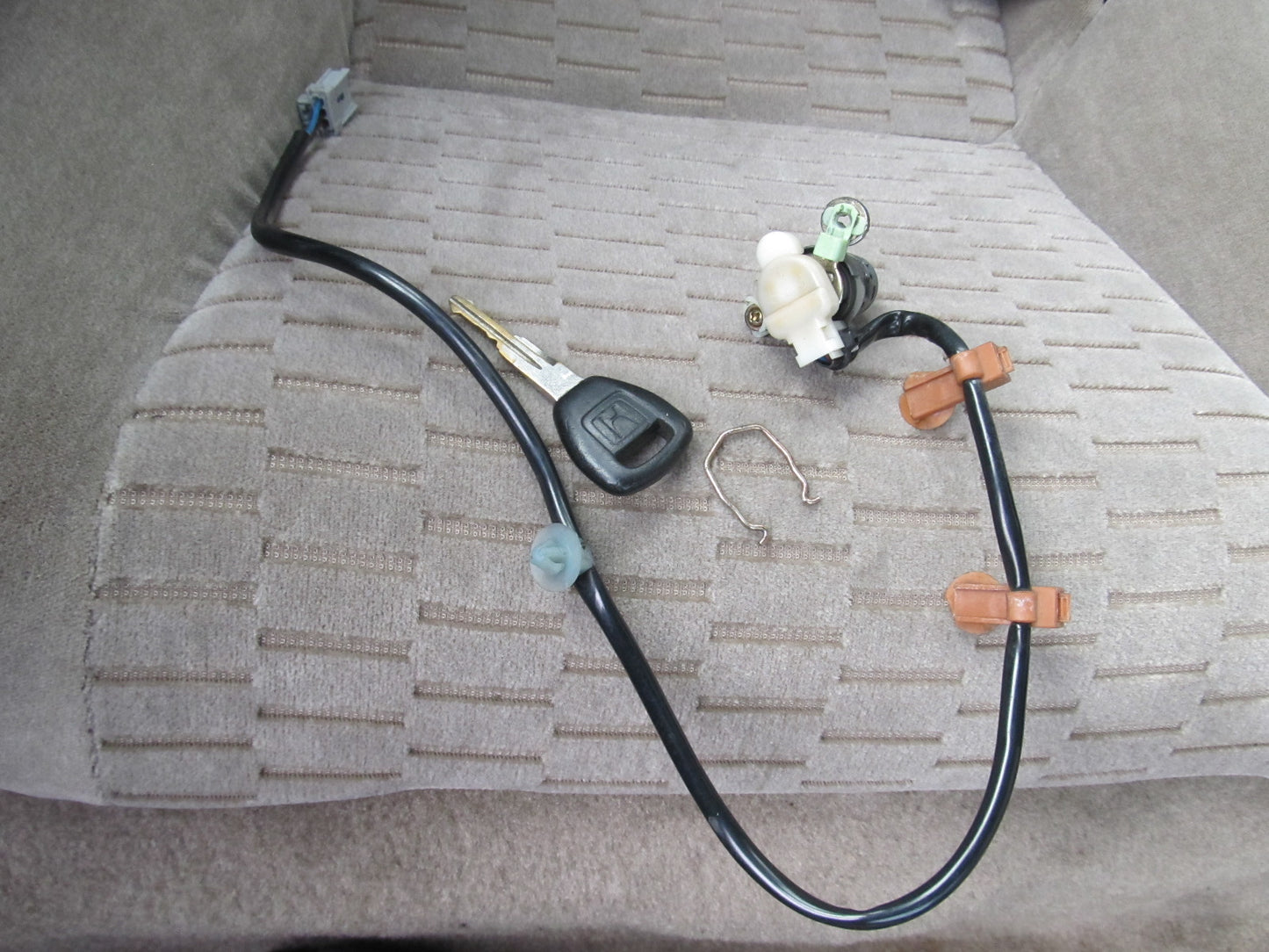 97 98 99 00 01 Honda Prelude OEM Door Lock Cylinder Tumbler - Right