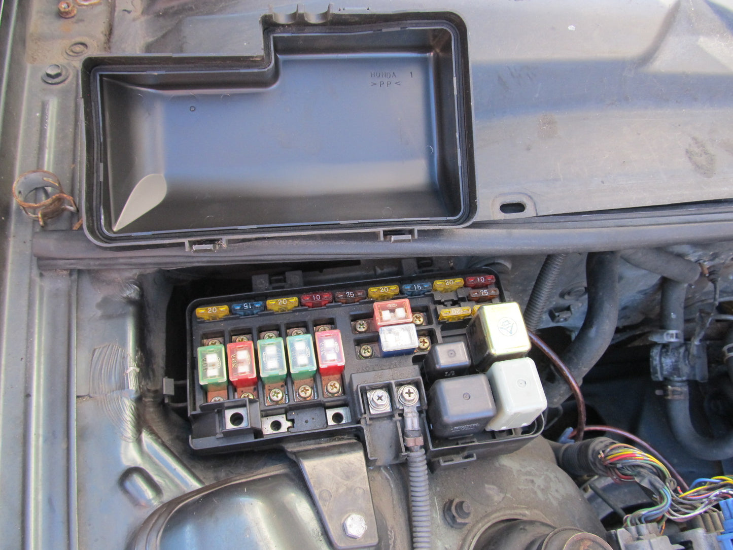 97 98 99 00 01 Honda Prelude OEM Engine Fuse Box
