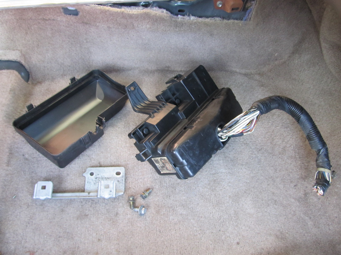 97 98 99 00 01 Honda Prelude OEM Engine Fuse Box