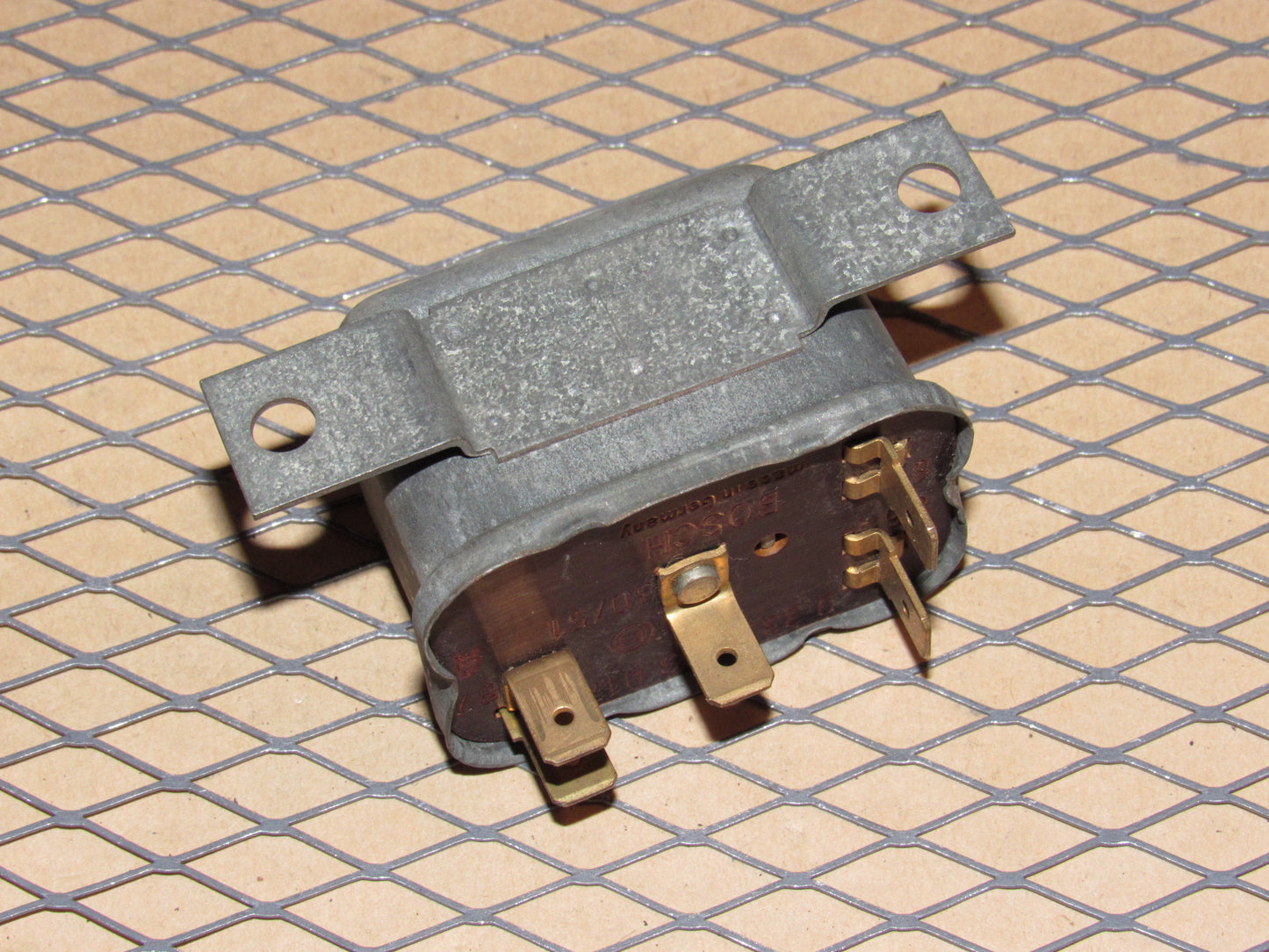 77-95 Mercedes Benz T1 OEM Relay 0 332 003 017