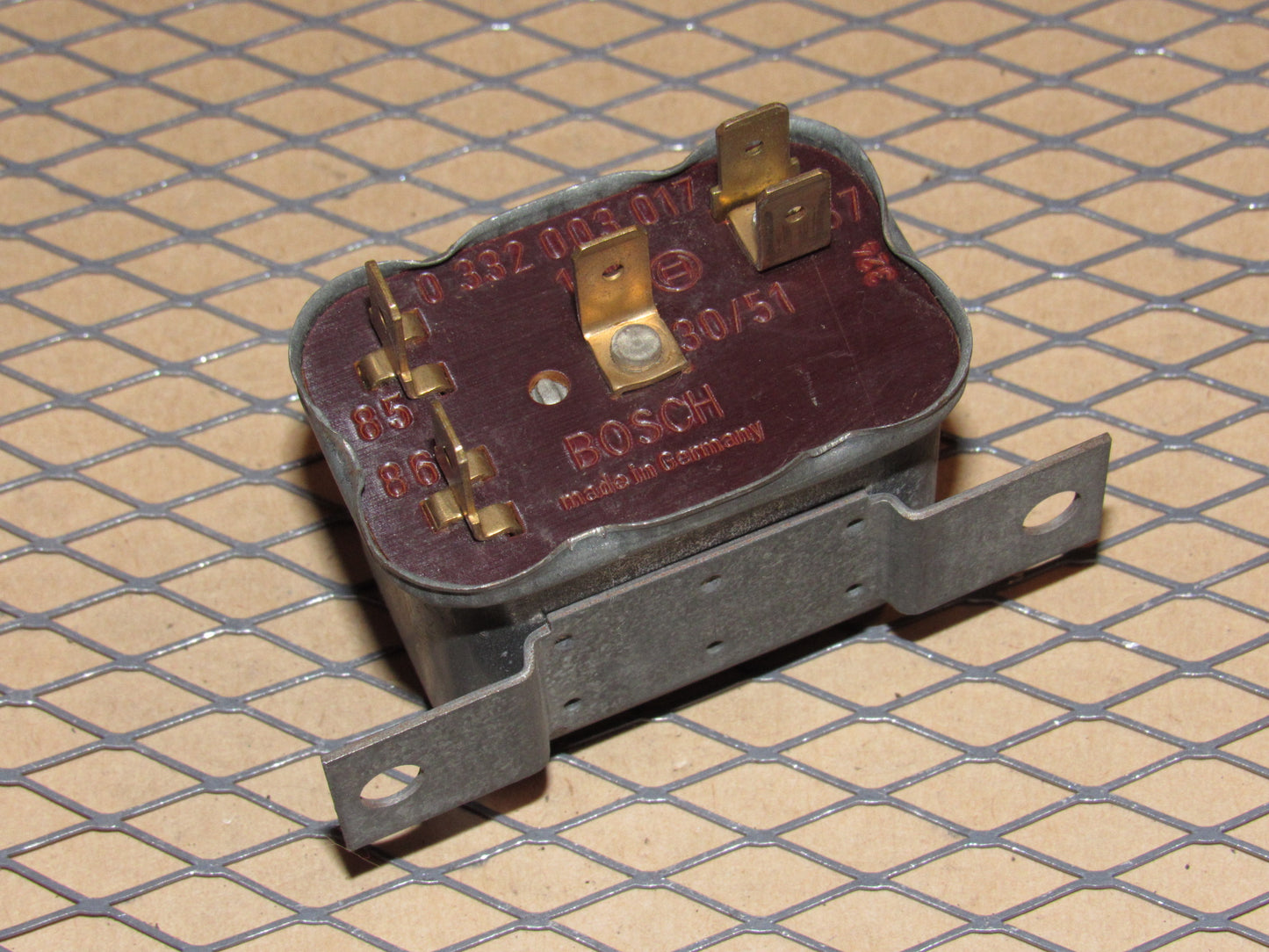 77-95 Mercedes Benz T1 OEM Relay 0 332 003 017