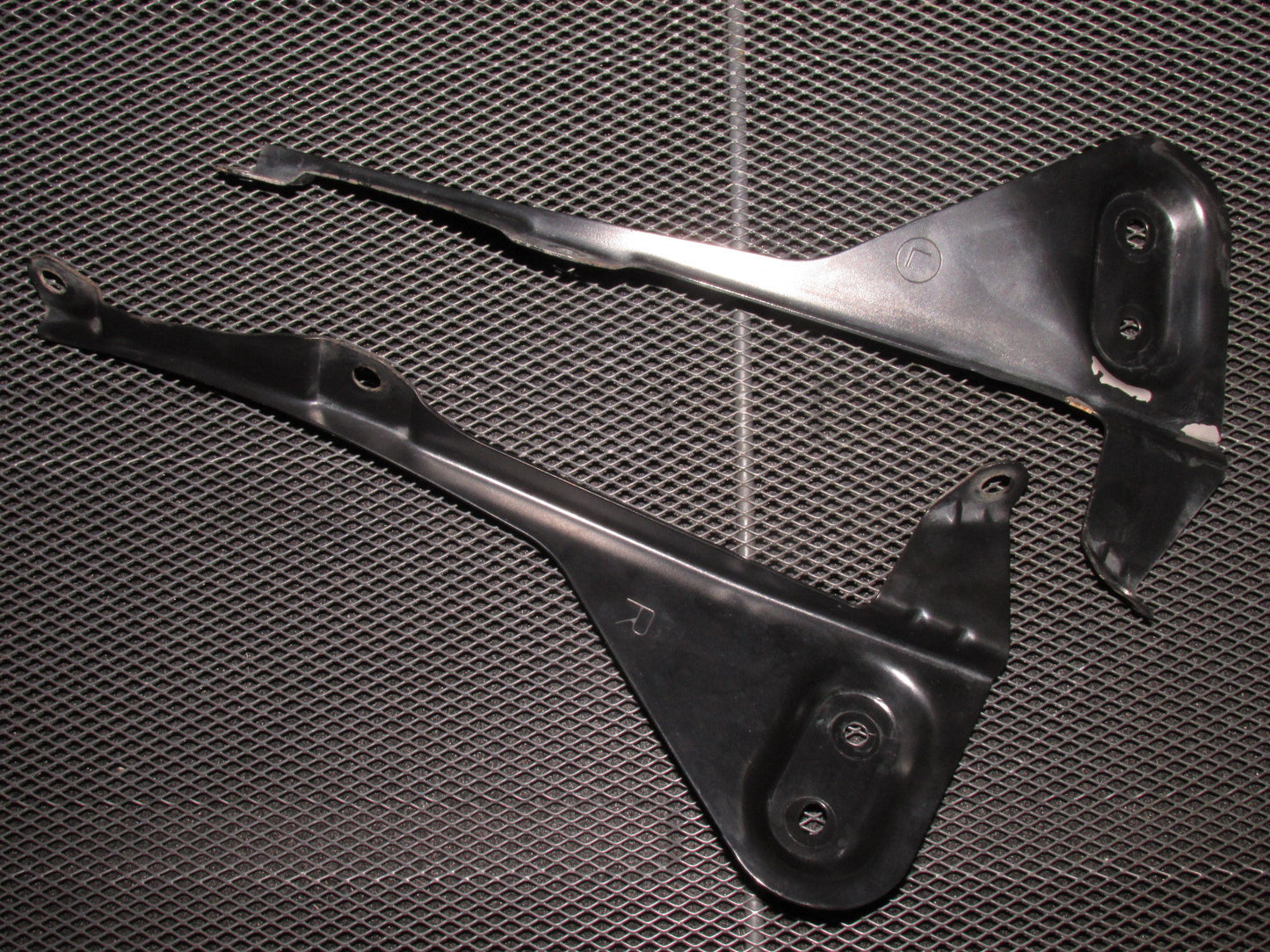 03 04 Infiniti G35 Sedan OEM Front Mud Guard Mounting Bracket