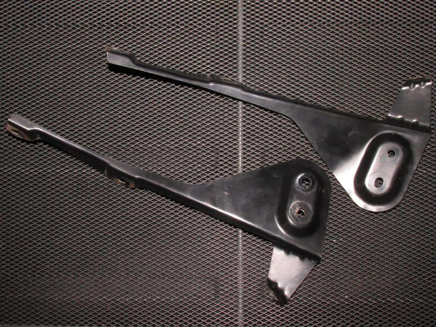 03 04 Infiniti G35 Sedan OEM Front Mud Guard Mounting Bracket